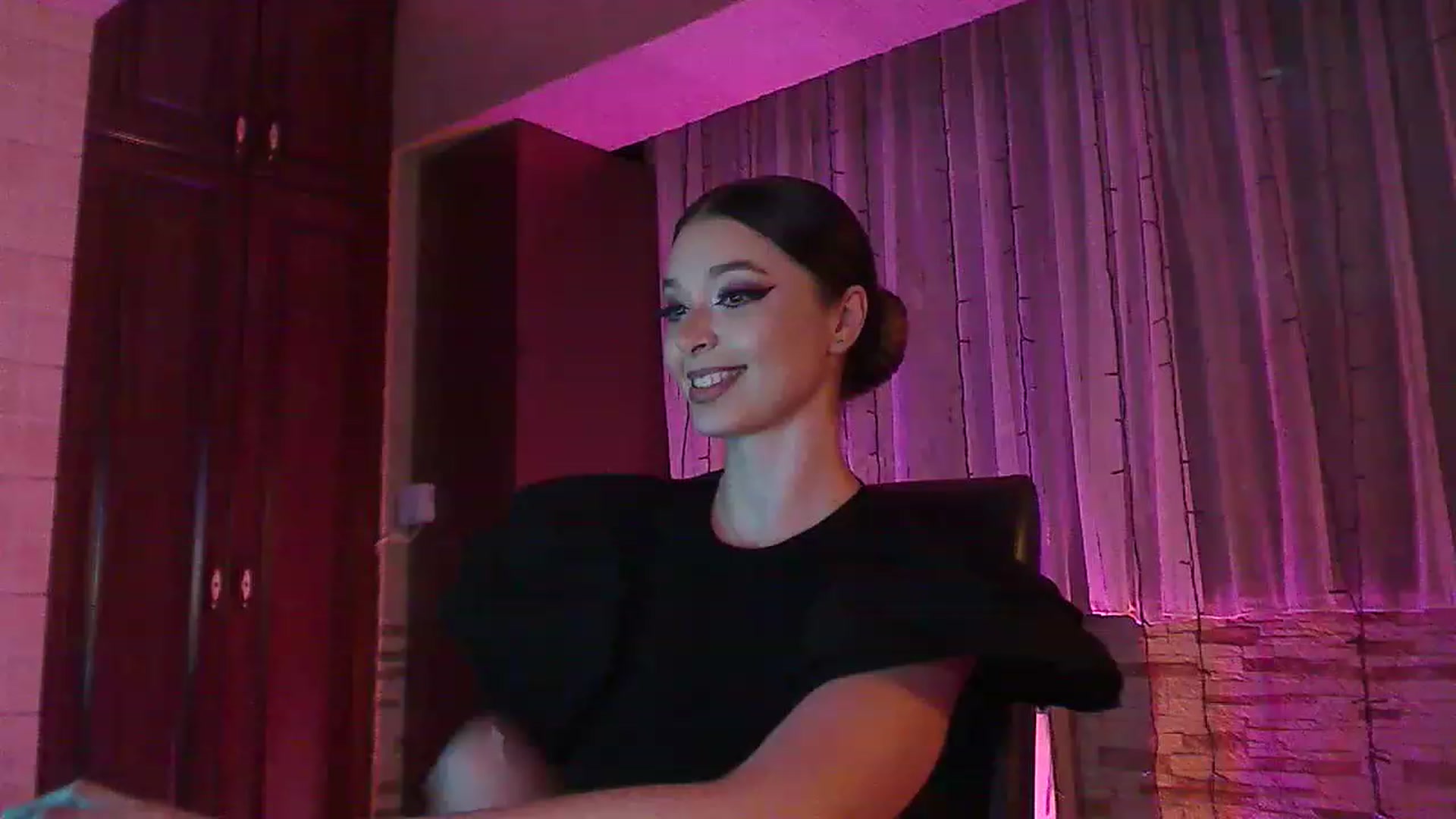 Gallery image thumbnail from No_bo_dy's myfreecams stream on, 06/17/2023, 23:48 image 4 of 20