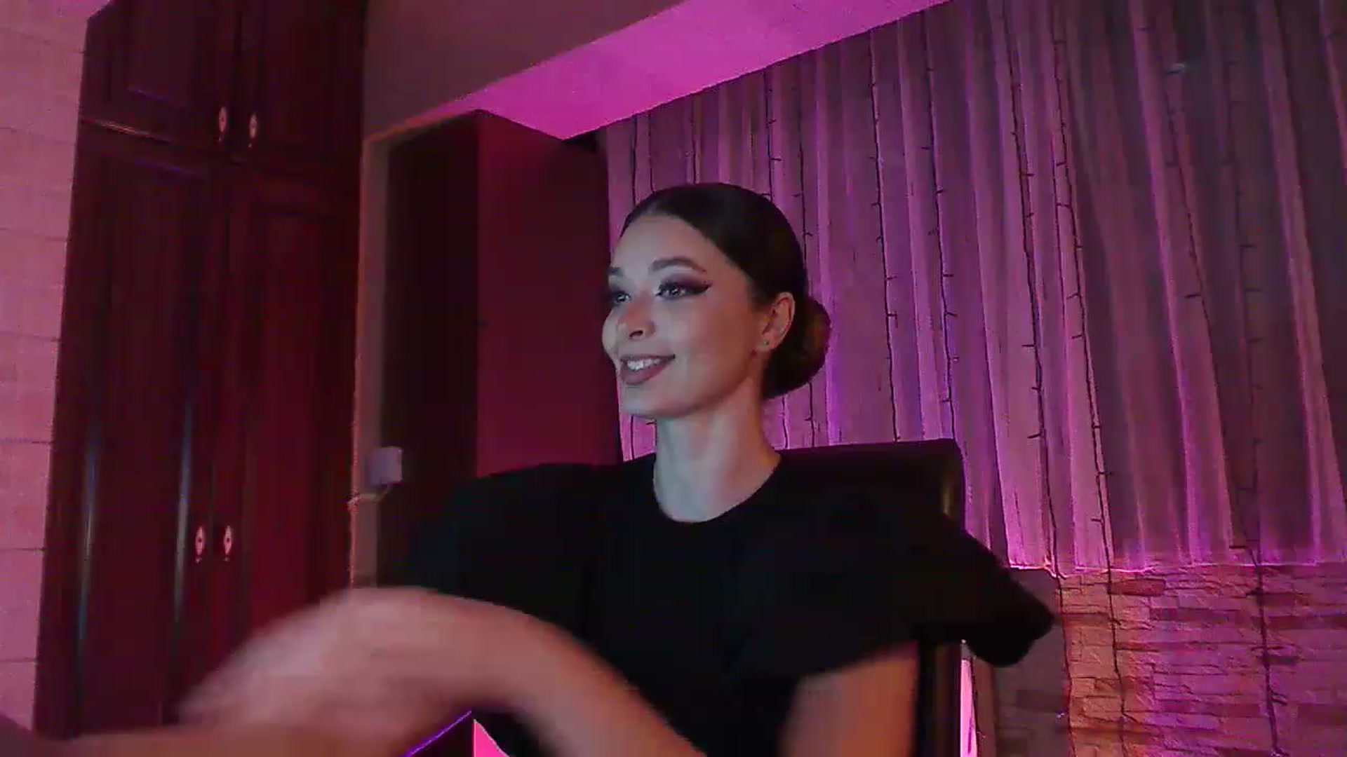 Gallery image thumbnail from No_bo_dy's myfreecams stream on, 06/17/2023, 23:48 image 14 of 20