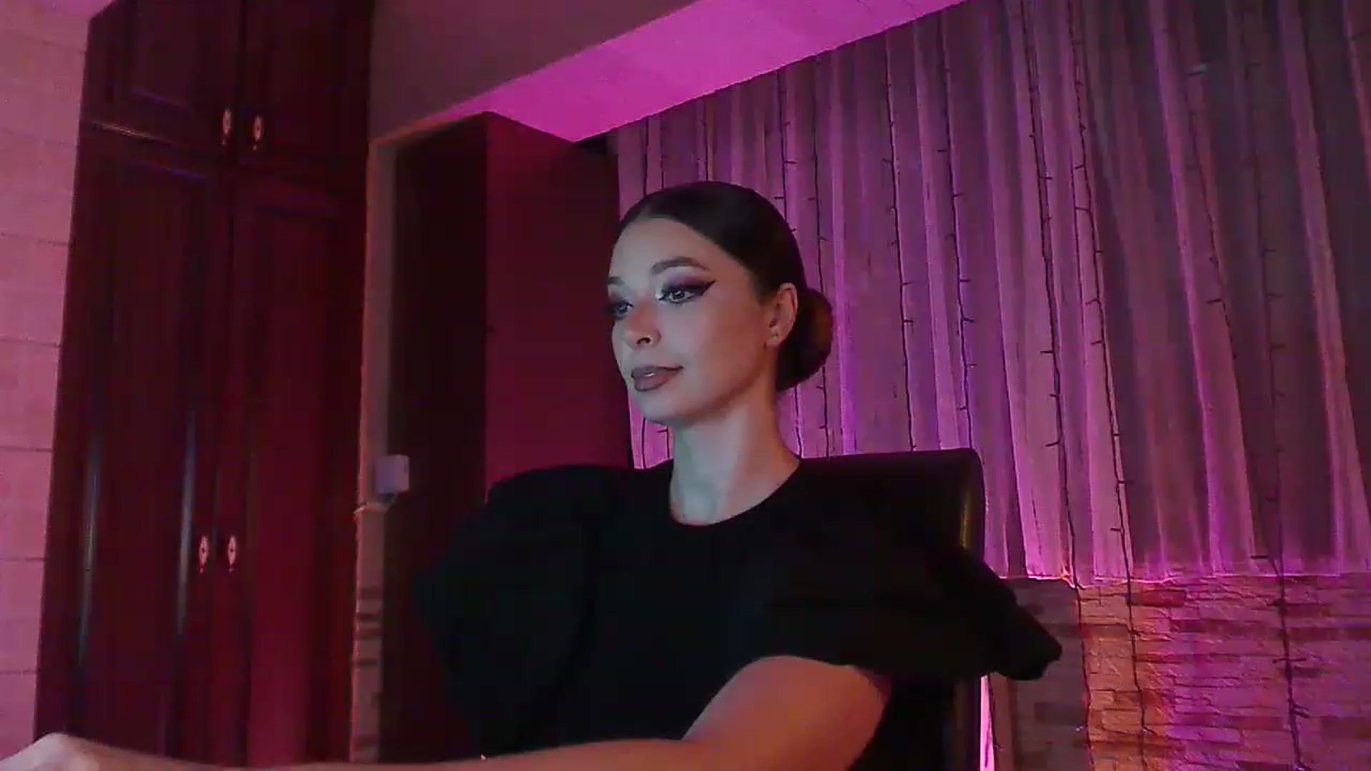Gallery image thumbnail from No_bo_dy's myfreecams stream on, 06/17/2023, 23:48 image 7 of 20
