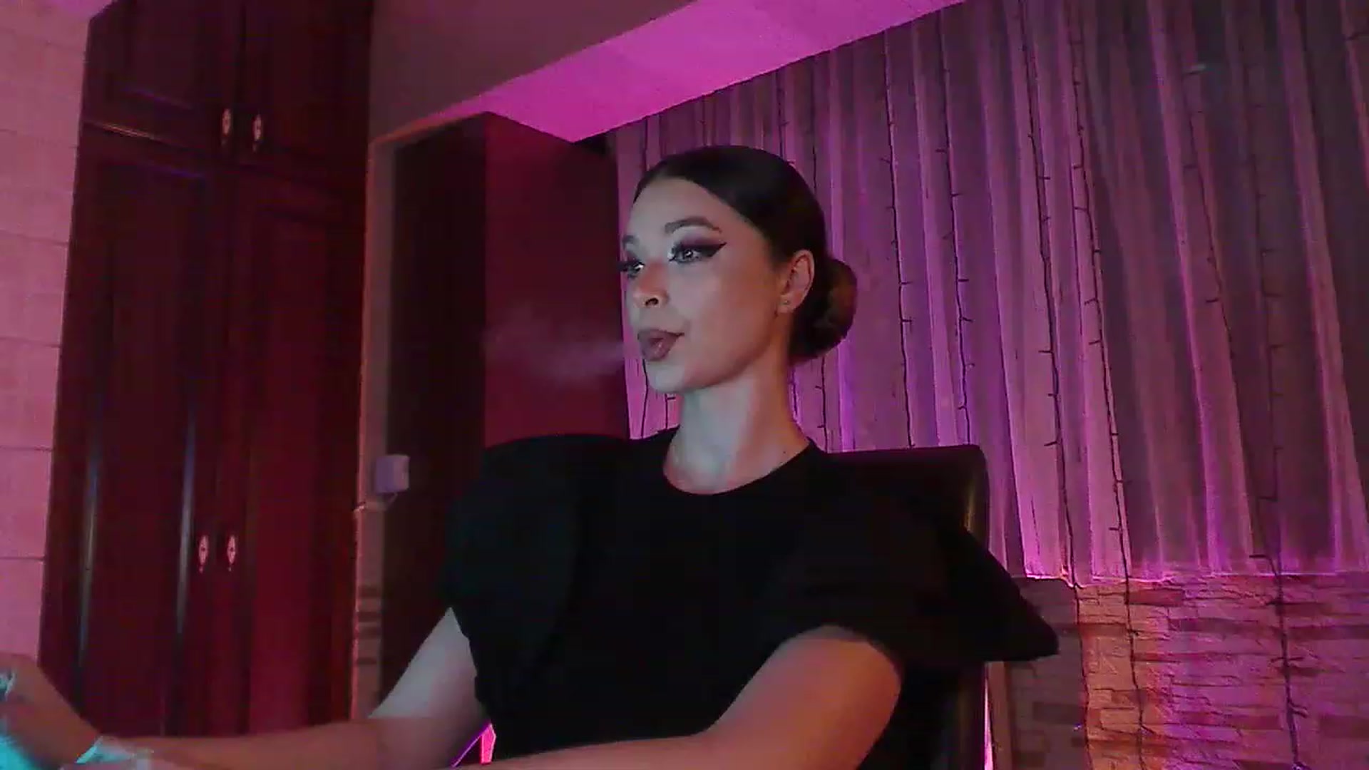 Gallery image thumbnail from No_bo_dy's myfreecams stream on, 06/17/2023, 23:48 image 1 of 20