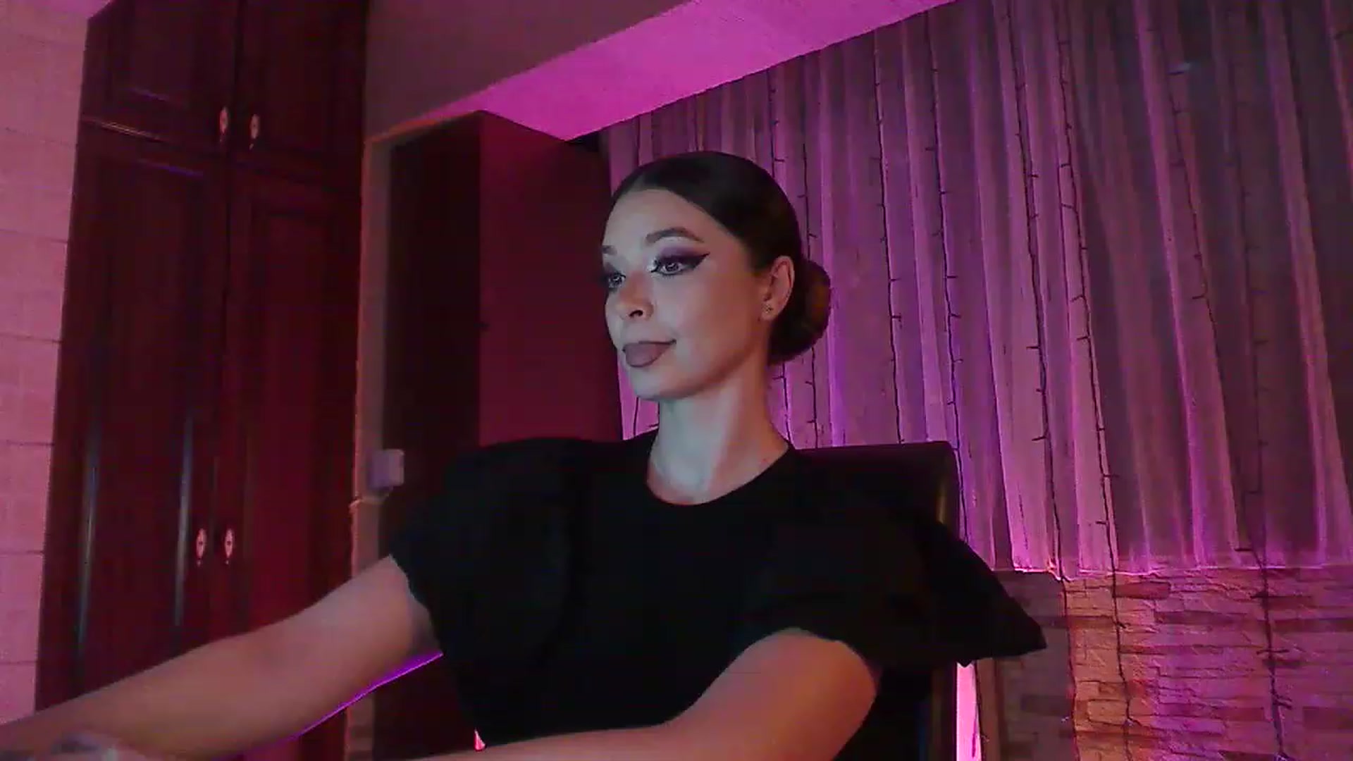 Gallery image thumbnail from No_bo_dy's myfreecams stream on, 06/17/2023, 23:48 image 3 of 20