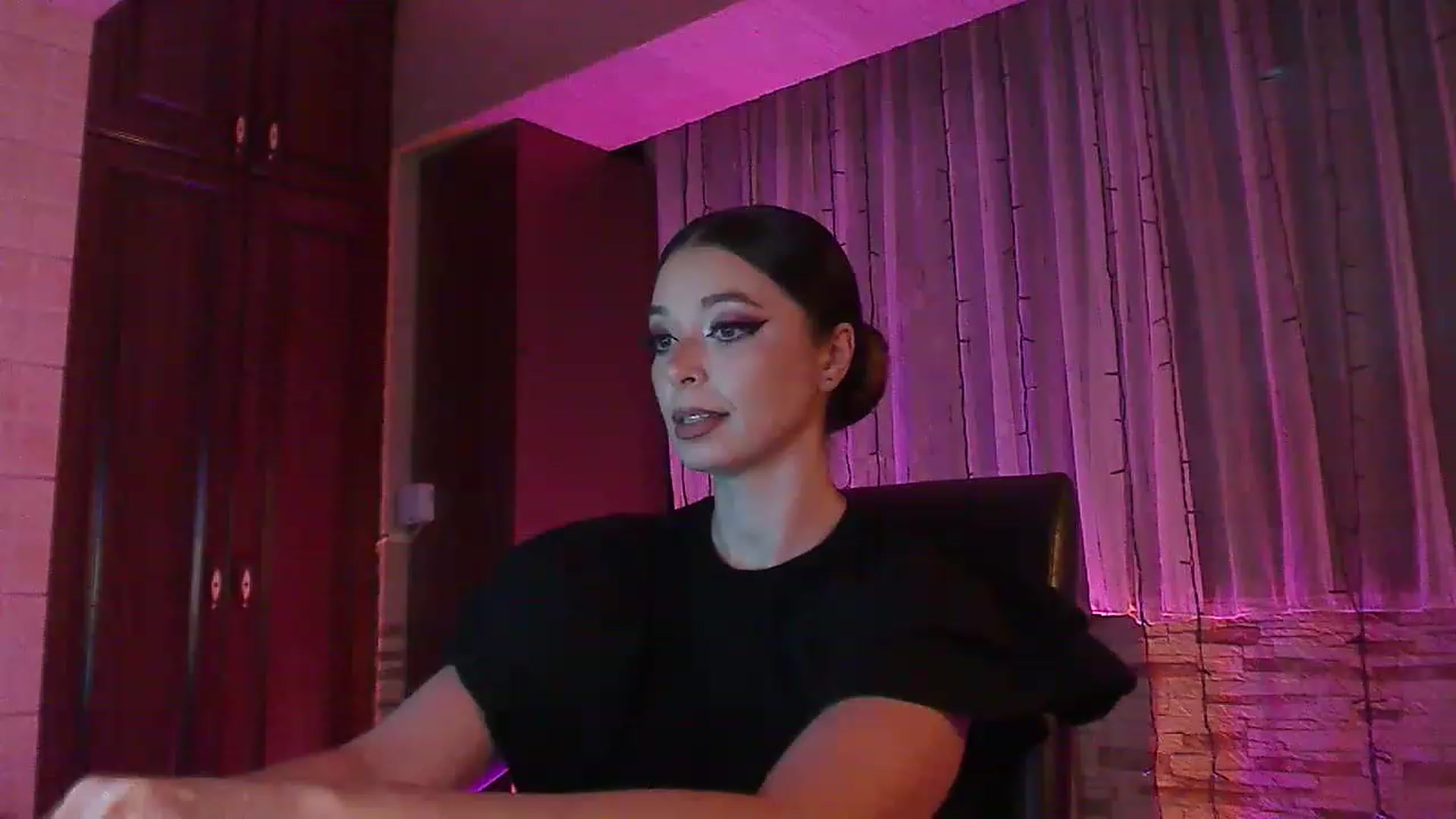 Gallery image thumbnail from No_bo_dy's myfreecams stream on, 06/18/2023, 24:14 image 15 of 20