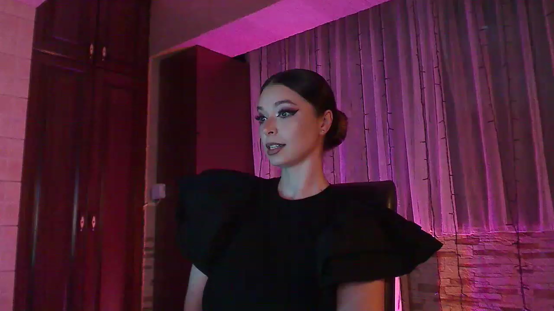 Gallery image thumbnail from No_bo_dy's myfreecams stream on, 06/18/2023, 24:14 image 1 of 20