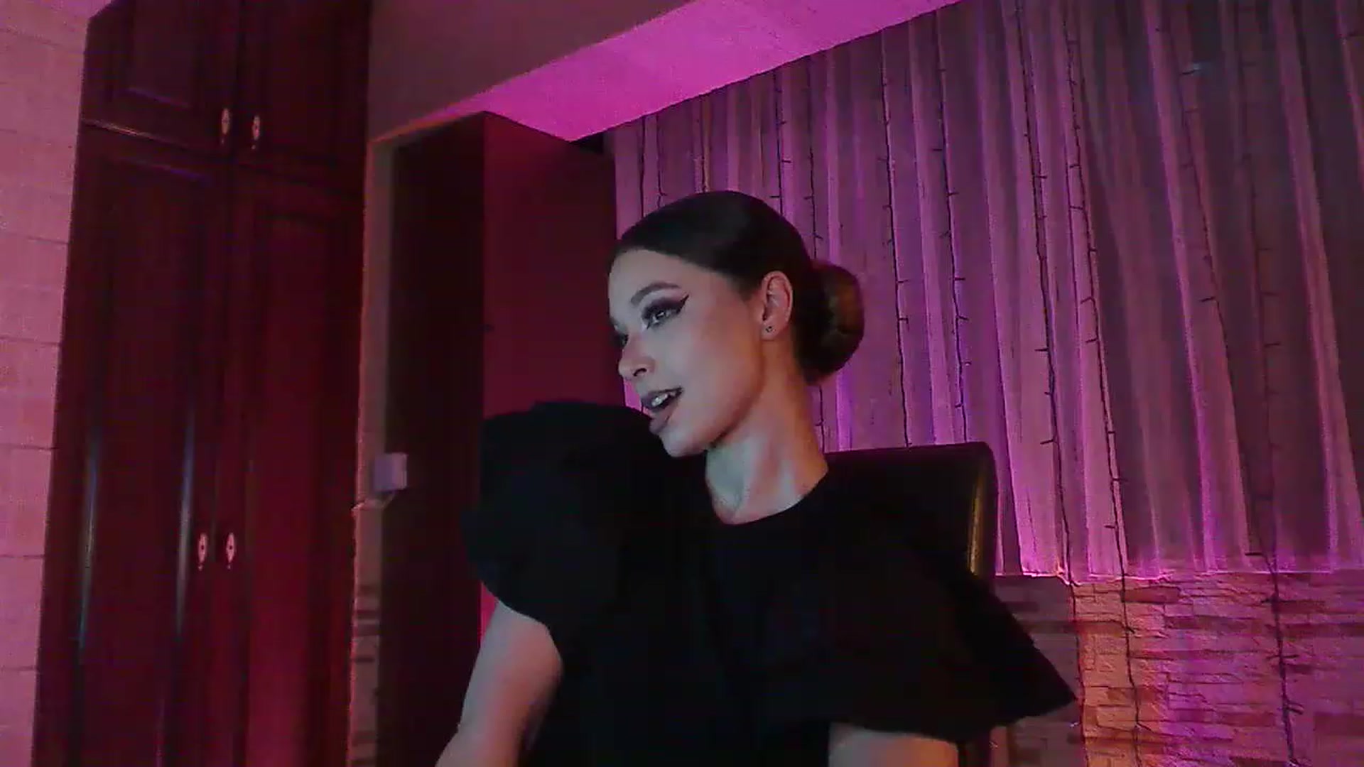 Gallery image thumbnail from No_bo_dy's myfreecams stream on, 06/18/2023, 24:14 image 17 of 20