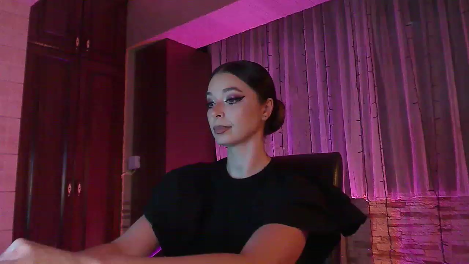 Gallery image thumbnail from No_bo_dy's myfreecams stream on, 06/18/2023, 24:14 image 16 of 20