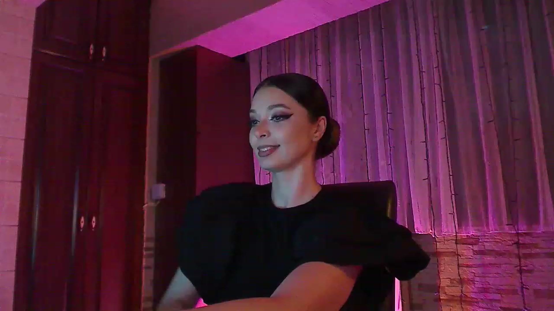 Gallery image thumbnail from No_bo_dy's myfreecams stream on, 06/18/2023, 24:14 image 5 of 20