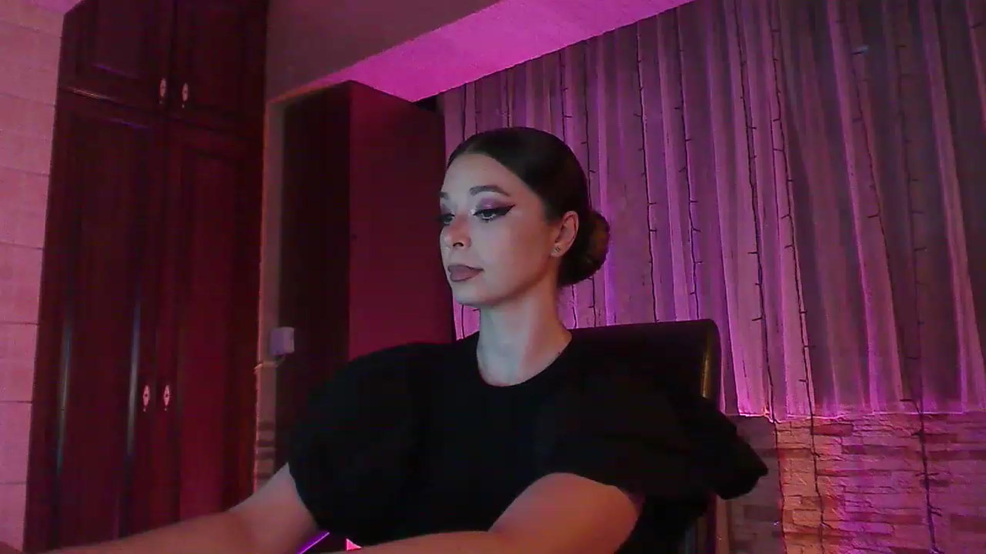 Gallery image thumbnail from No_bo_dy's myfreecams stream on, 06/18/2023, 24:14 image 18 of 20