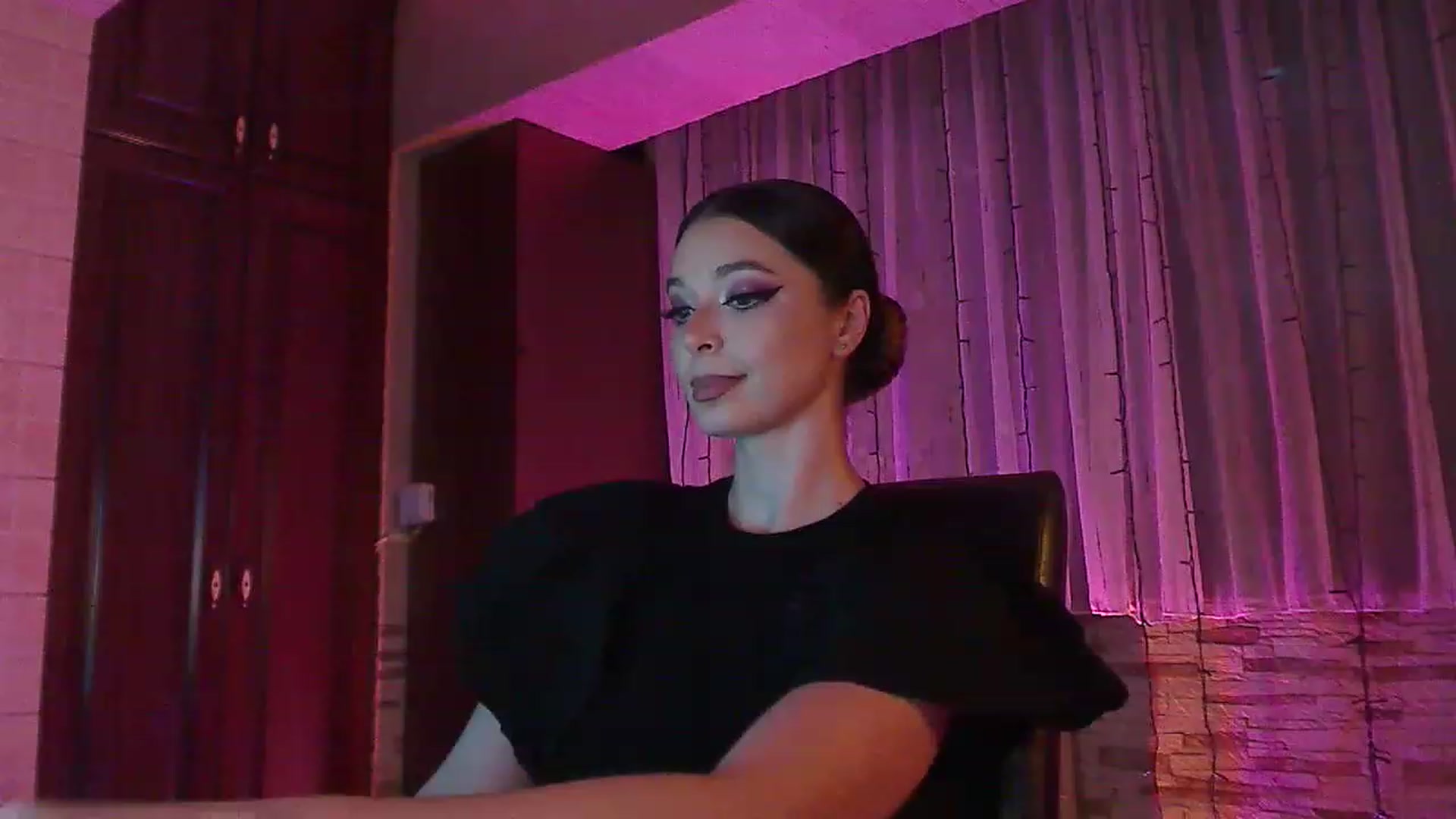 Gallery image thumbnail from No_bo_dy's myfreecams stream on, 06/18/2023, 24:14 image 8 of 20
