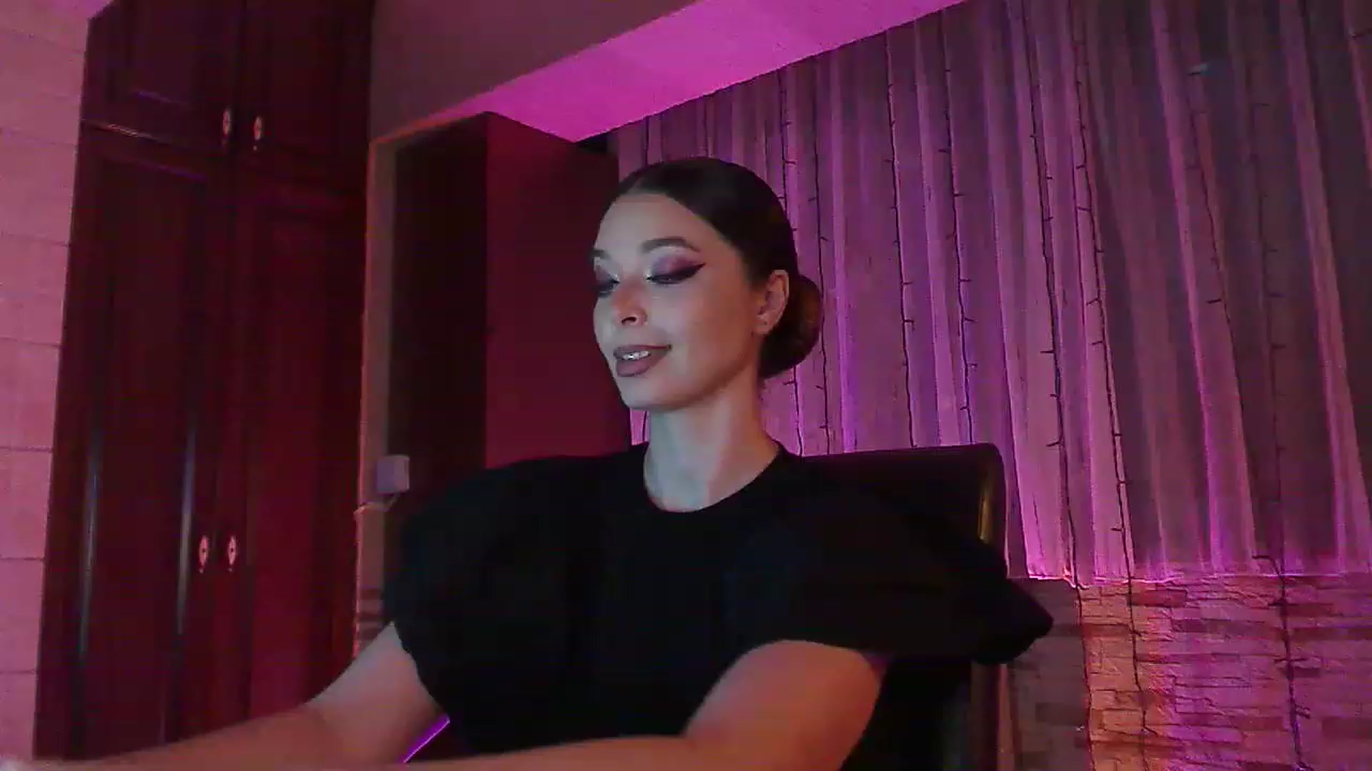 Gallery image thumbnail from No_bo_dy's myfreecams stream on, 06/18/2023, 24:14 image 7 of 20