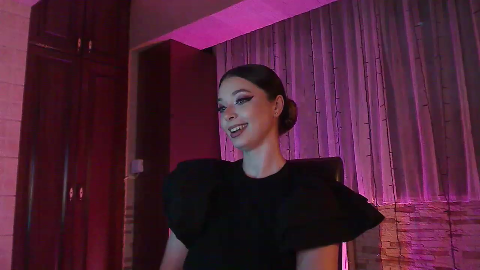 Gallery image thumbnail from No_bo_dy's myfreecams stream on, 06/18/2023, 24:14 image 3 of 20