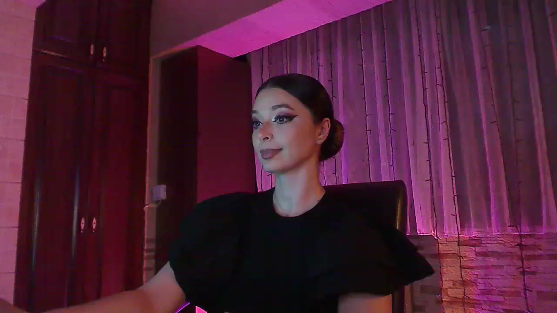Gallery image thumbnail from No_bo_dy's myfreecams stream on, 06/18/2023, 24:14 image 20 of 20
