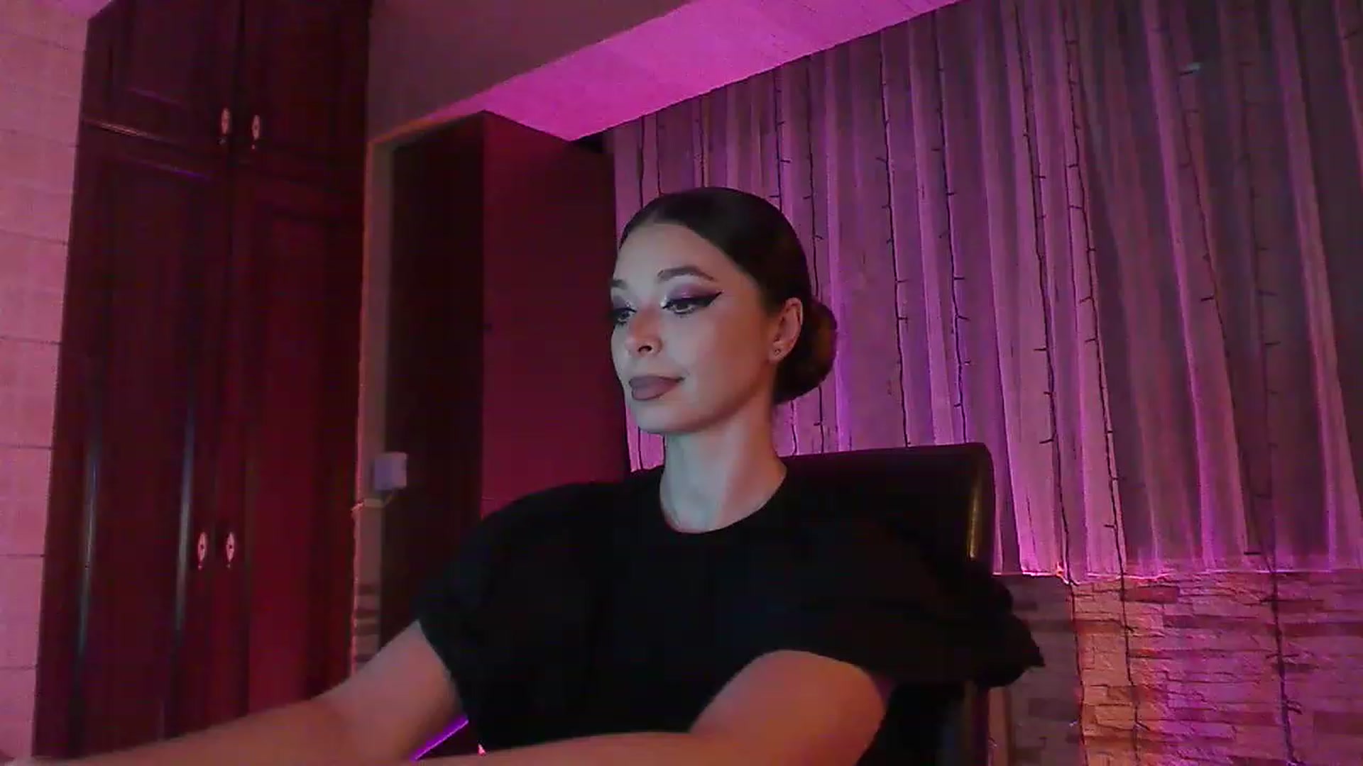 Gallery image thumbnail from No_bo_dy's myfreecams stream on, 06/18/2023, 01:37 image 1 of 20