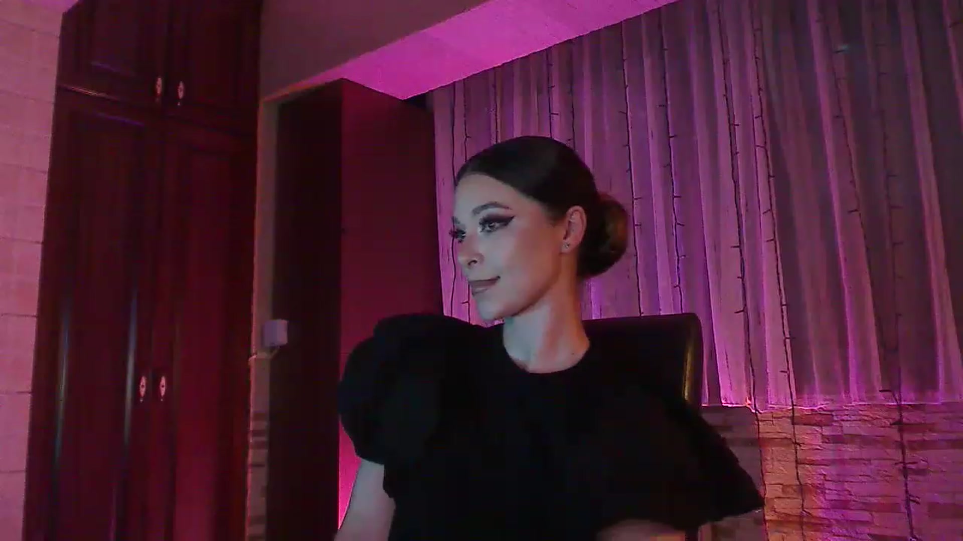 Gallery image thumbnail from No_bo_dy's myfreecams stream on, 06/18/2023, 01:37 image 3 of 20