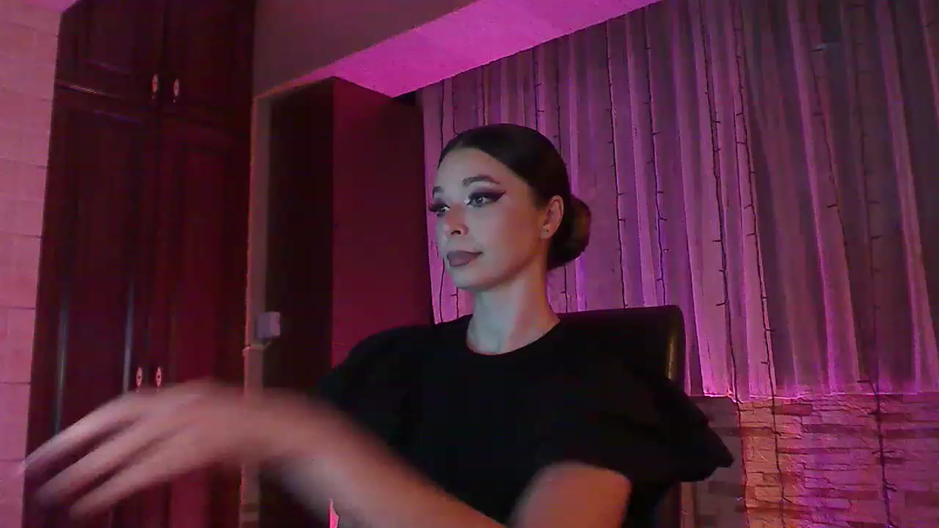 Gallery image thumbnail from No_bo_dy's myfreecams stream on, 06/18/2023, 01:37 image 2 of 20