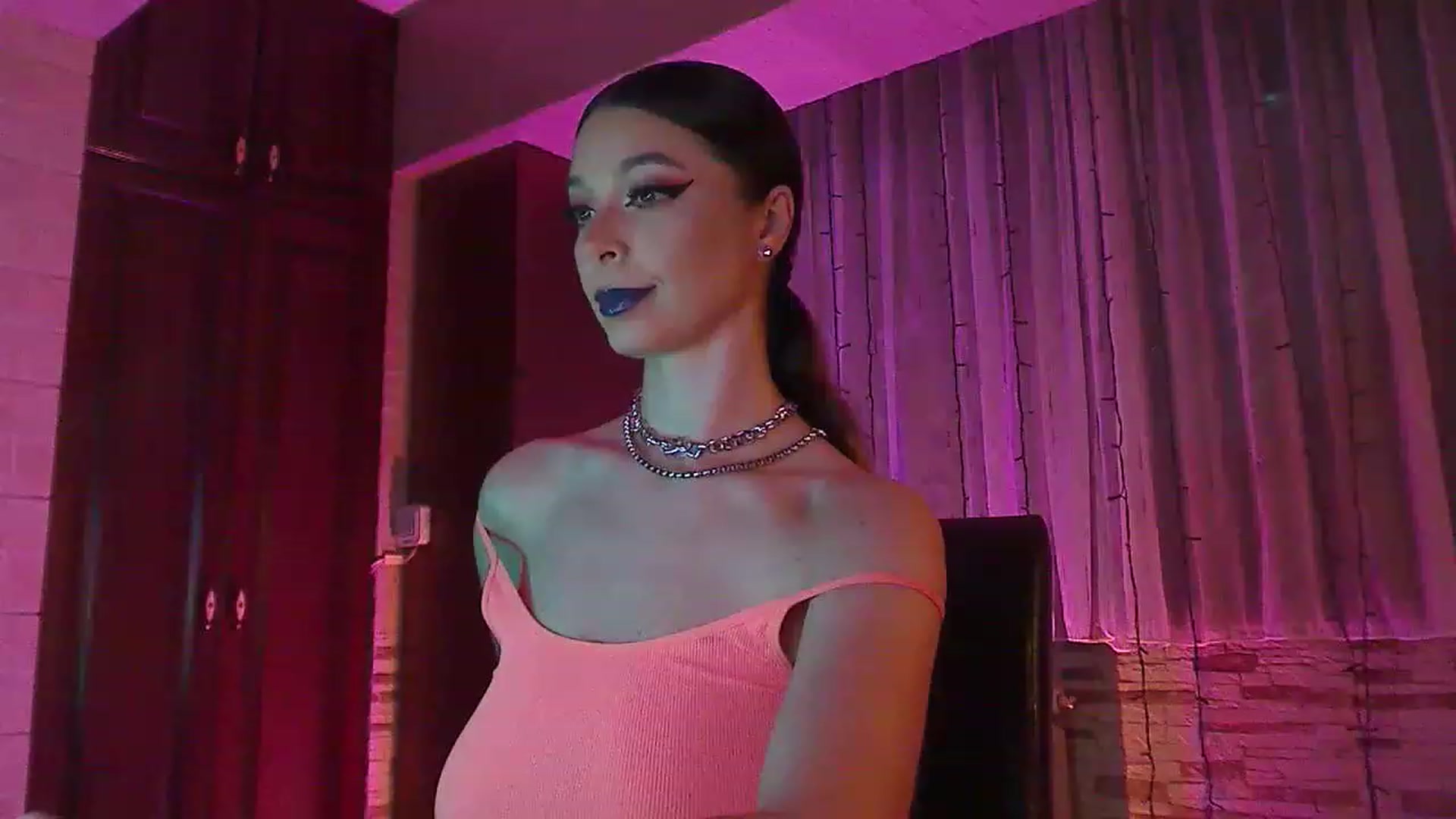 Gallery image thumbnail from No_bo_dy's myfreecams stream on, 06/19/2023, 23:40 image 12 of 20