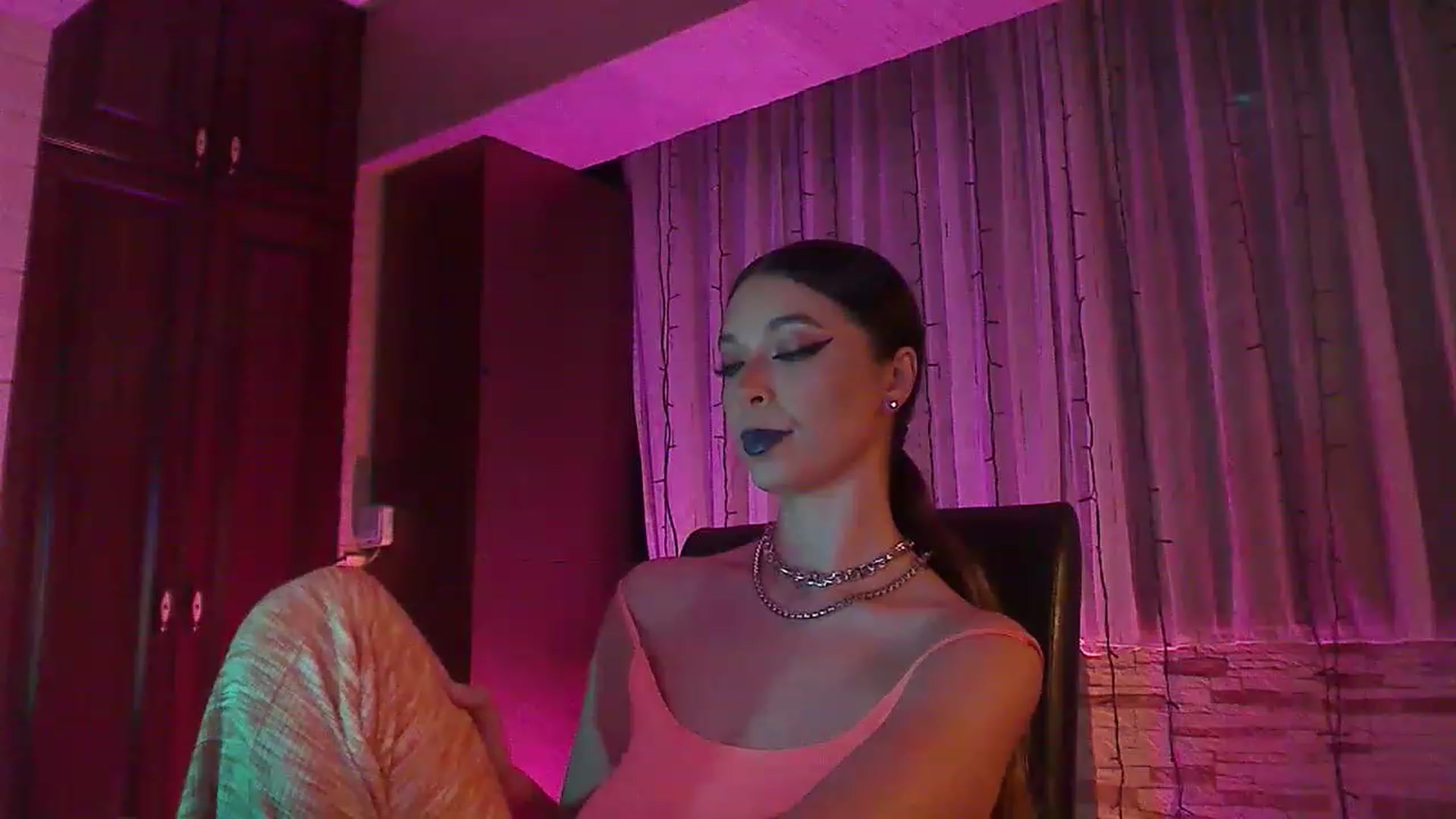 Gallery image thumbnail from No_bo_dy's myfreecams stream on, 06/20/2023, 24:26 image 3 of 20