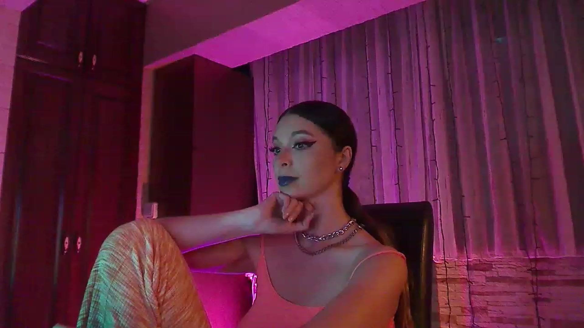 Gallery image thumbnail from No_bo_dy's myfreecams stream on, 06/20/2023, 24:26 image 9 of 20