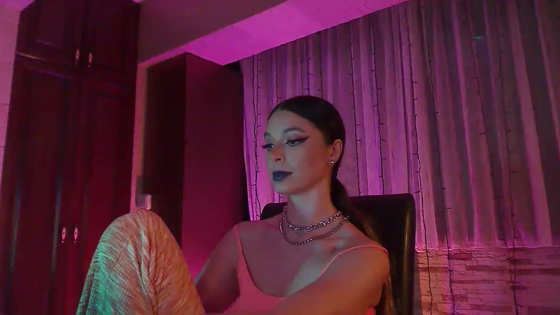 Gallery image thumbnail from No_bo_dy's myfreecams stream on, 06/20/2023, 24:26 image 7 of 20