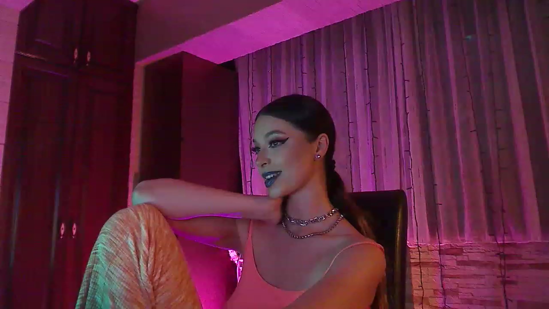 Gallery image thumbnail from No_bo_dy's myfreecams stream on, 06/20/2023, 24:26 image 8 of 20