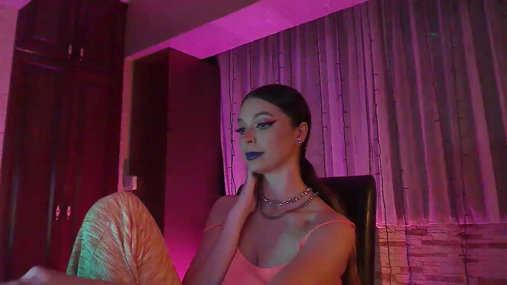 Gallery image thumbnail from No_bo_dy's myfreecams stream on, 06/20/2023, 24:26 image 4 of 20