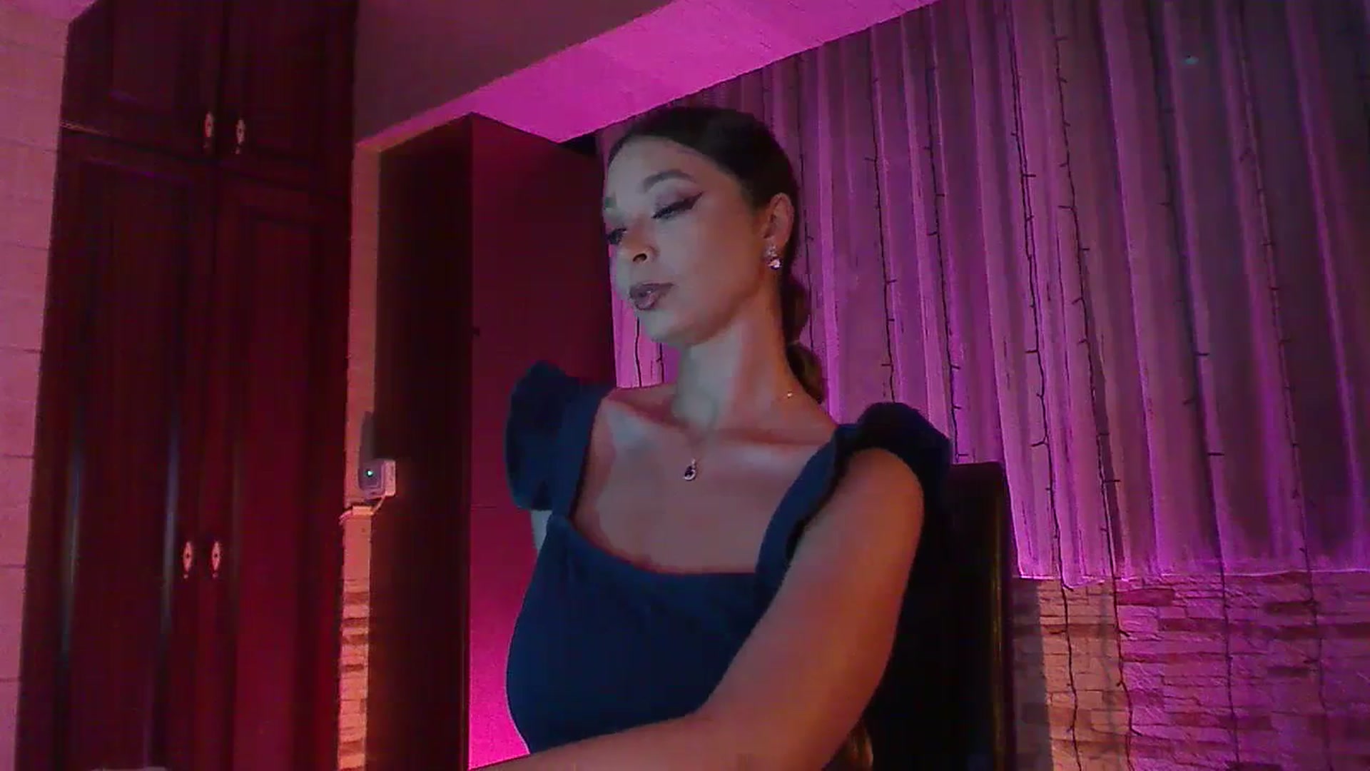 Gallery image thumbnail from No_bo_dy's myfreecams stream on, 07/04/2023, 24:03 image 7 of 20