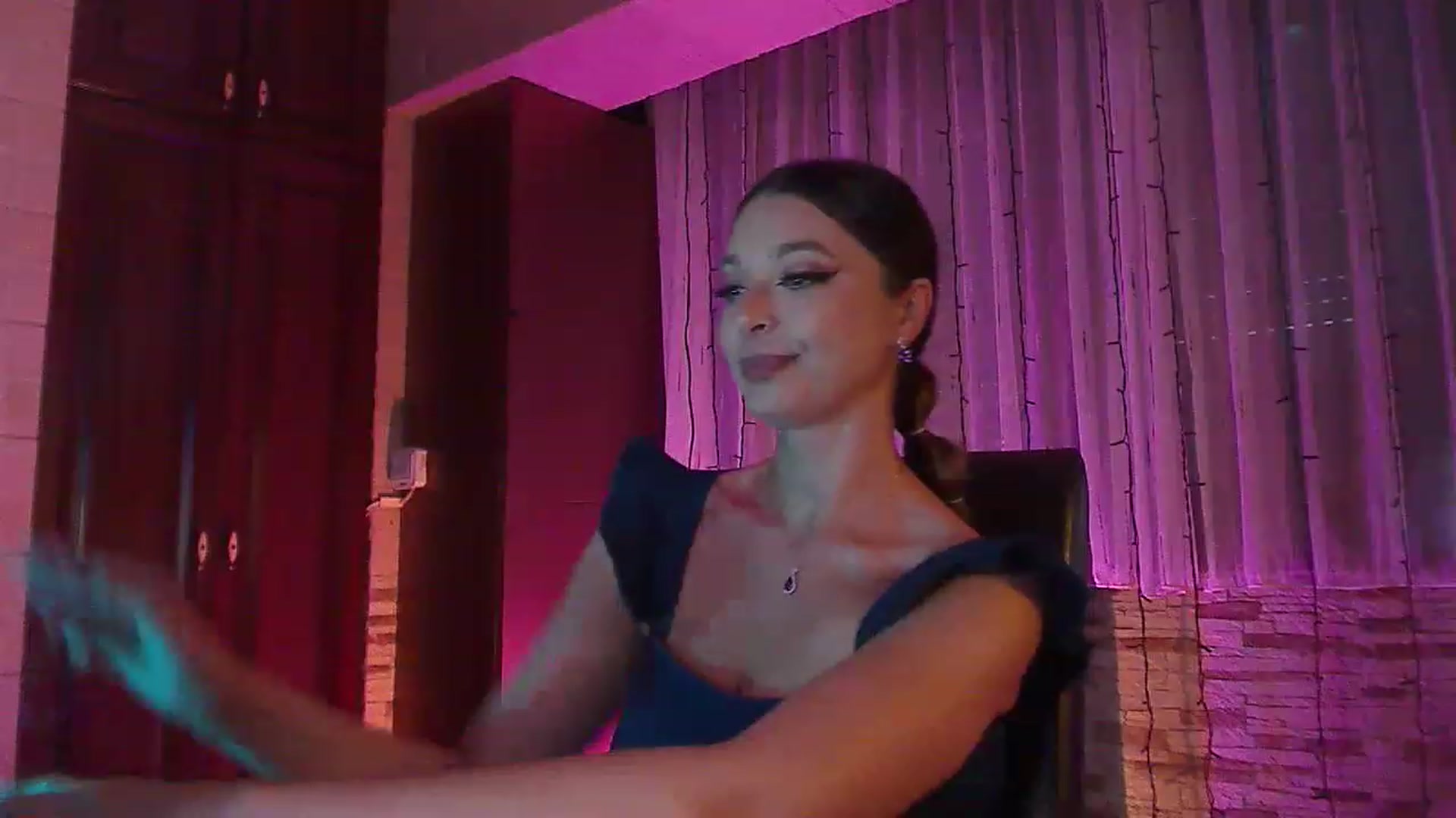 Gallery image thumbnail from No_bo_dy's myfreecams stream on, 07/04/2023, 03:03 image 6 of 20