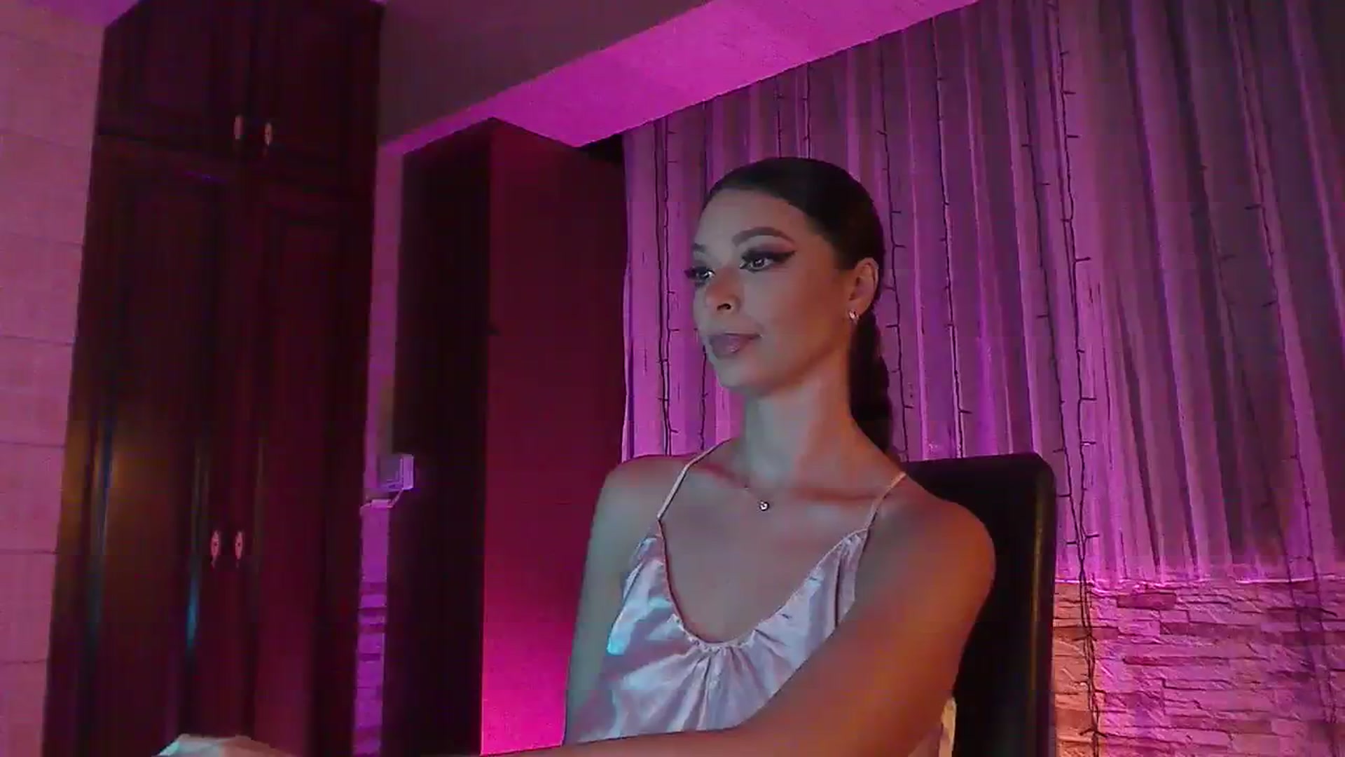 Gallery image thumbnail from No_bo_dy's myfreecams stream on, 08/06/2023, 24:03 image 6 of 20