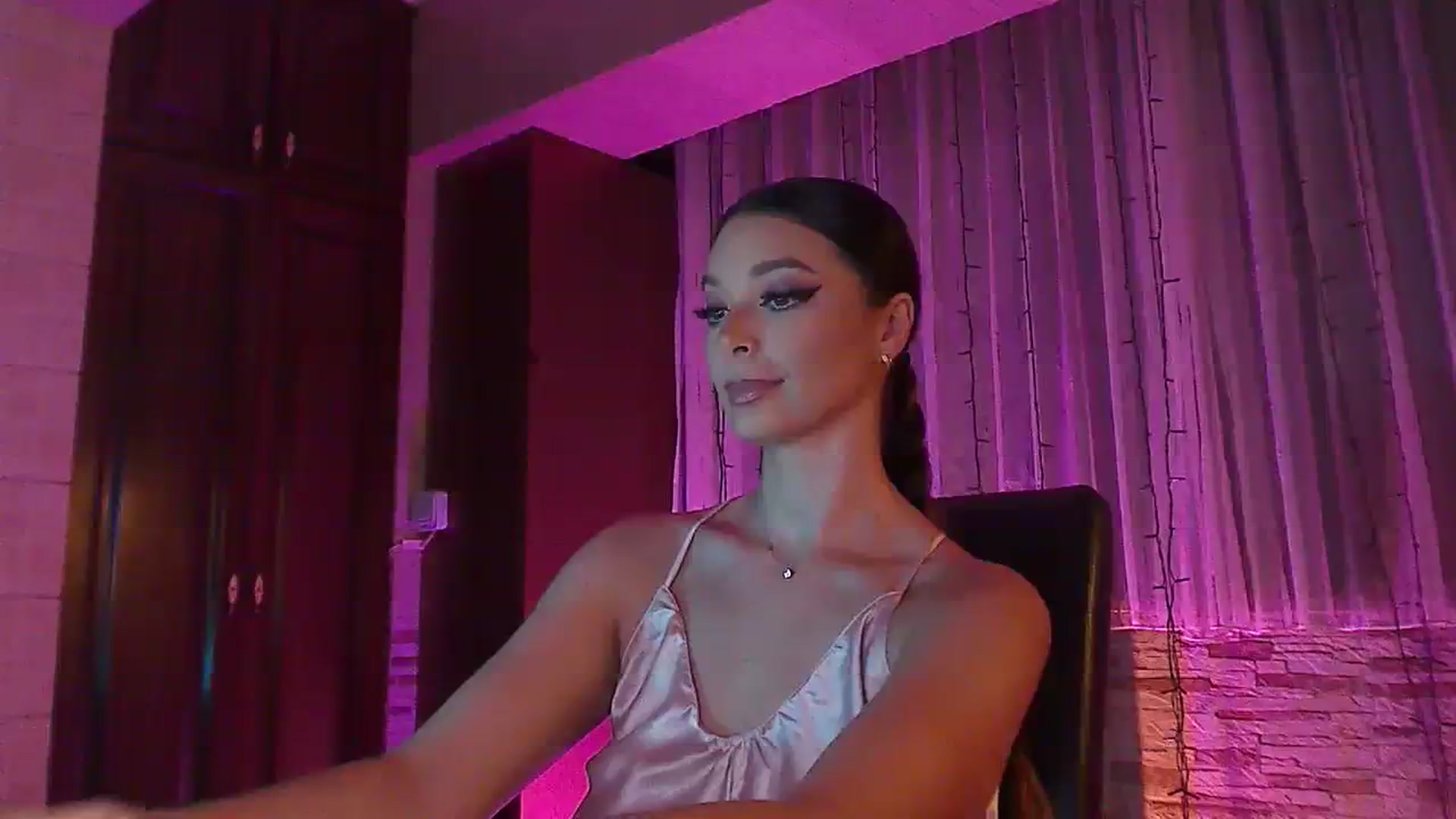 Gallery image thumbnail from No_bo_dy's myfreecams stream on, 08/06/2023, 24:03 image 15 of 20