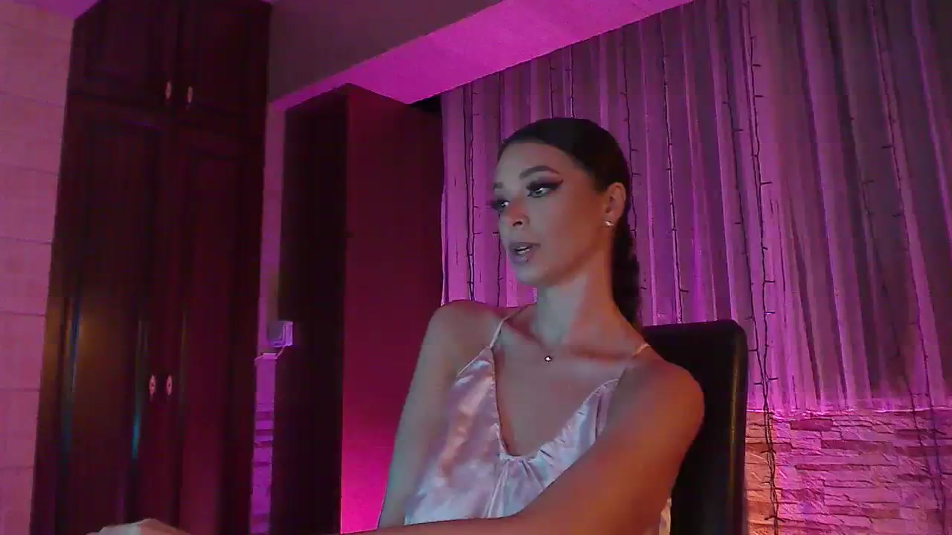 Gallery image thumbnail from No_bo_dy's myfreecams stream on, 08/06/2023, 24:03 image 7 of 20