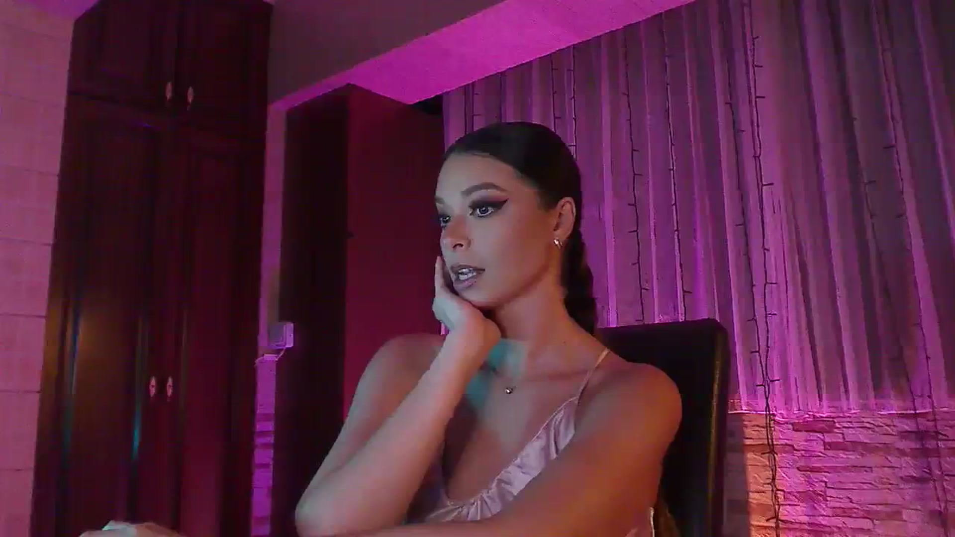 Gallery image thumbnail from No_bo_dy's myfreecams stream on, 08/06/2023, 24:03 image 20 of 20