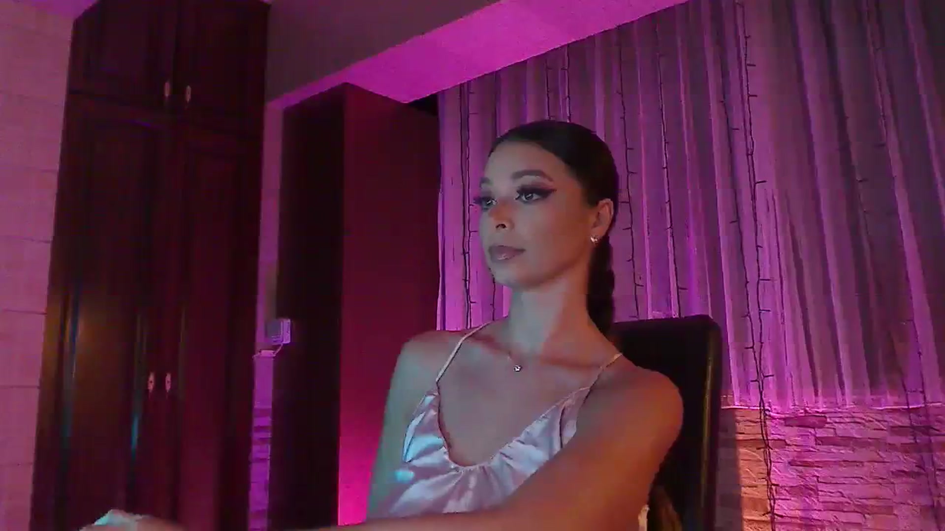 Gallery image thumbnail from No_bo_dy's myfreecams stream on, 08/06/2023, 24:03 image 16 of 20