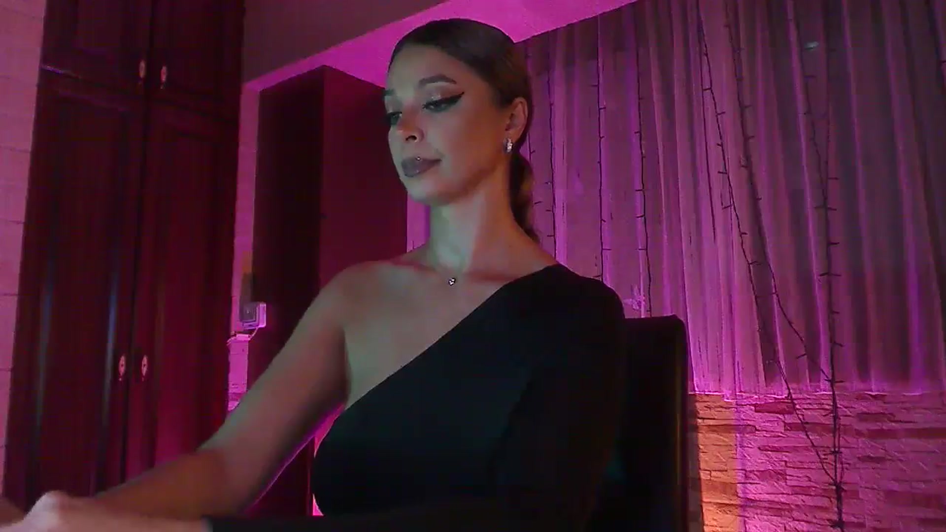 Gallery image thumbnail from No_bo_dy's myfreecams stream on, 09/24/2023, 02:24 image 9 of 20