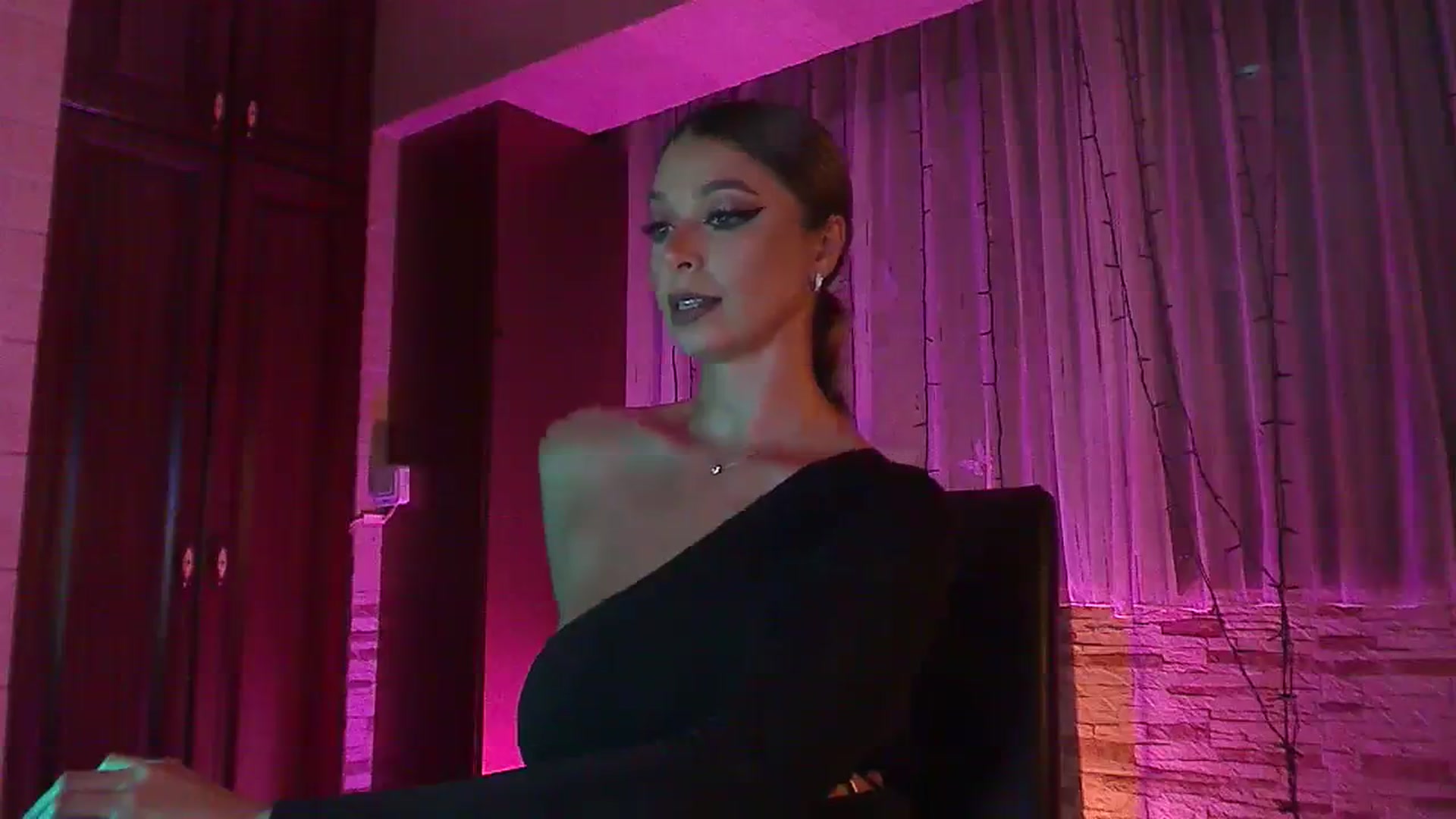 Gallery image thumbnail from No_bo_dy's myfreecams stream on, 09/24/2023, 02:24 image 8 of 20
