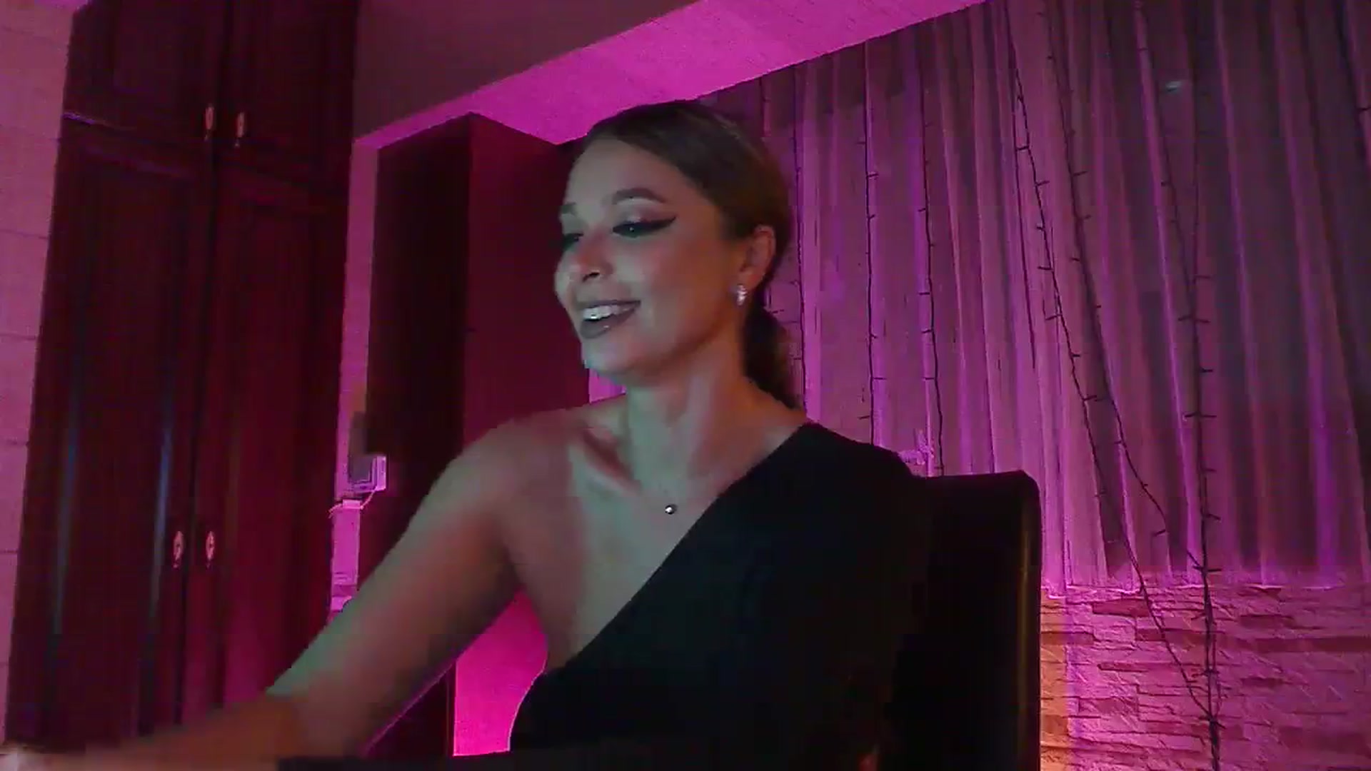 Gallery image thumbnail from No_bo_dy's myfreecams stream on, 09/24/2023, 02:49 image 2 of 20