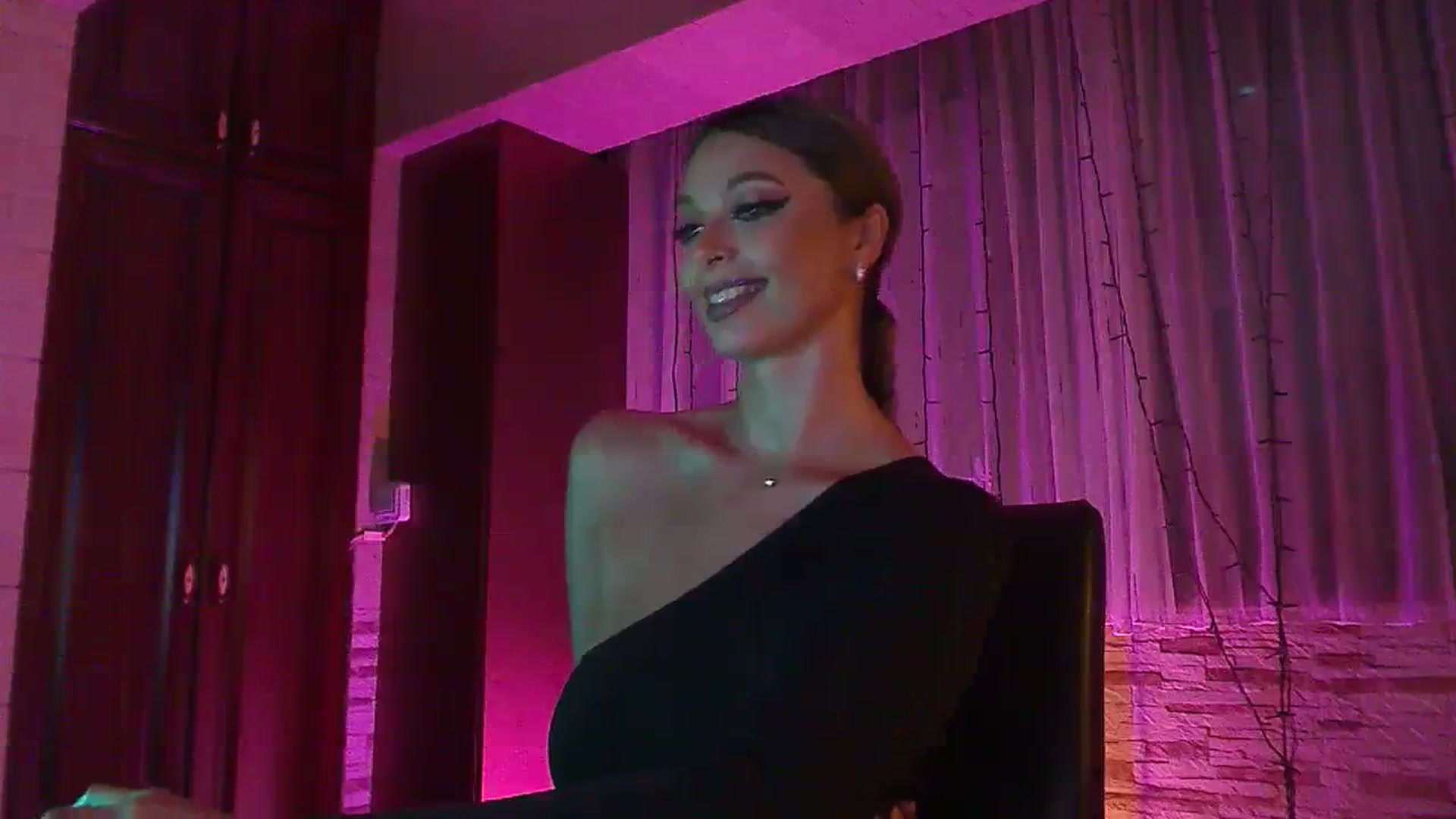 Gallery image thumbnail from No_bo_dy's myfreecams stream on, 09/24/2023, 02:49 image 8 of 20