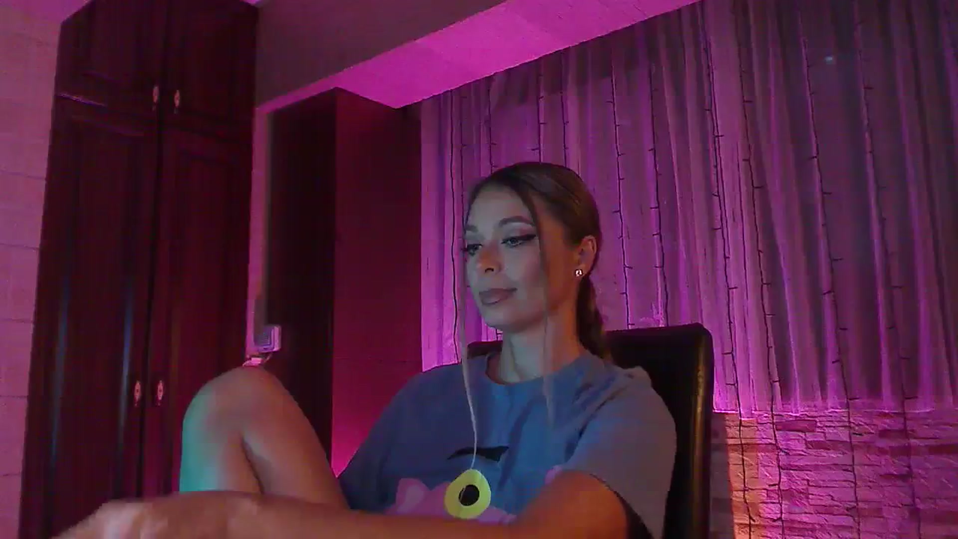 Gallery image thumbnail from No_bo_dy's myfreecams stream on, 09/27/2023, 01:26 image 15 of 20