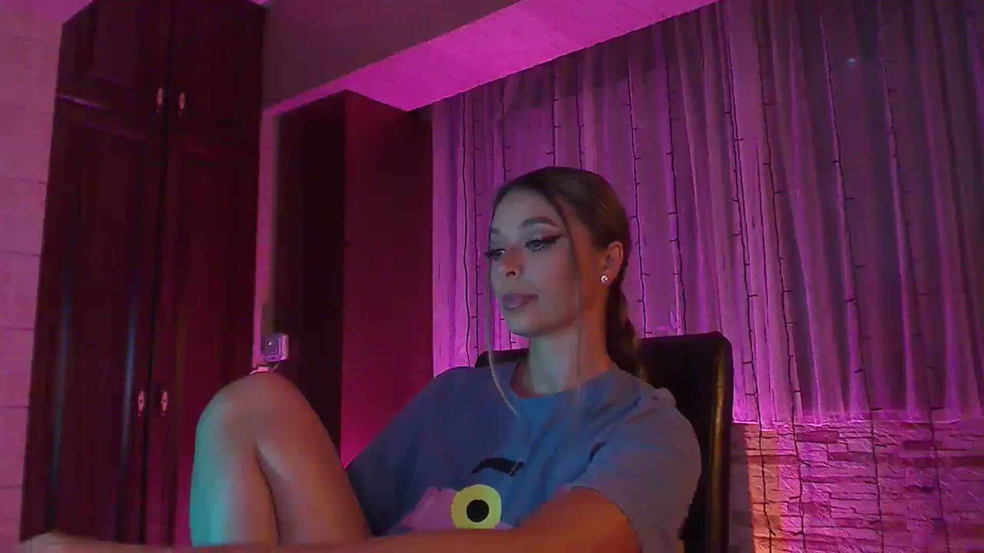 Gallery image thumbnail from No_bo_dy's myfreecams stream on, 09/27/2023, 01:26 image 18 of 20
