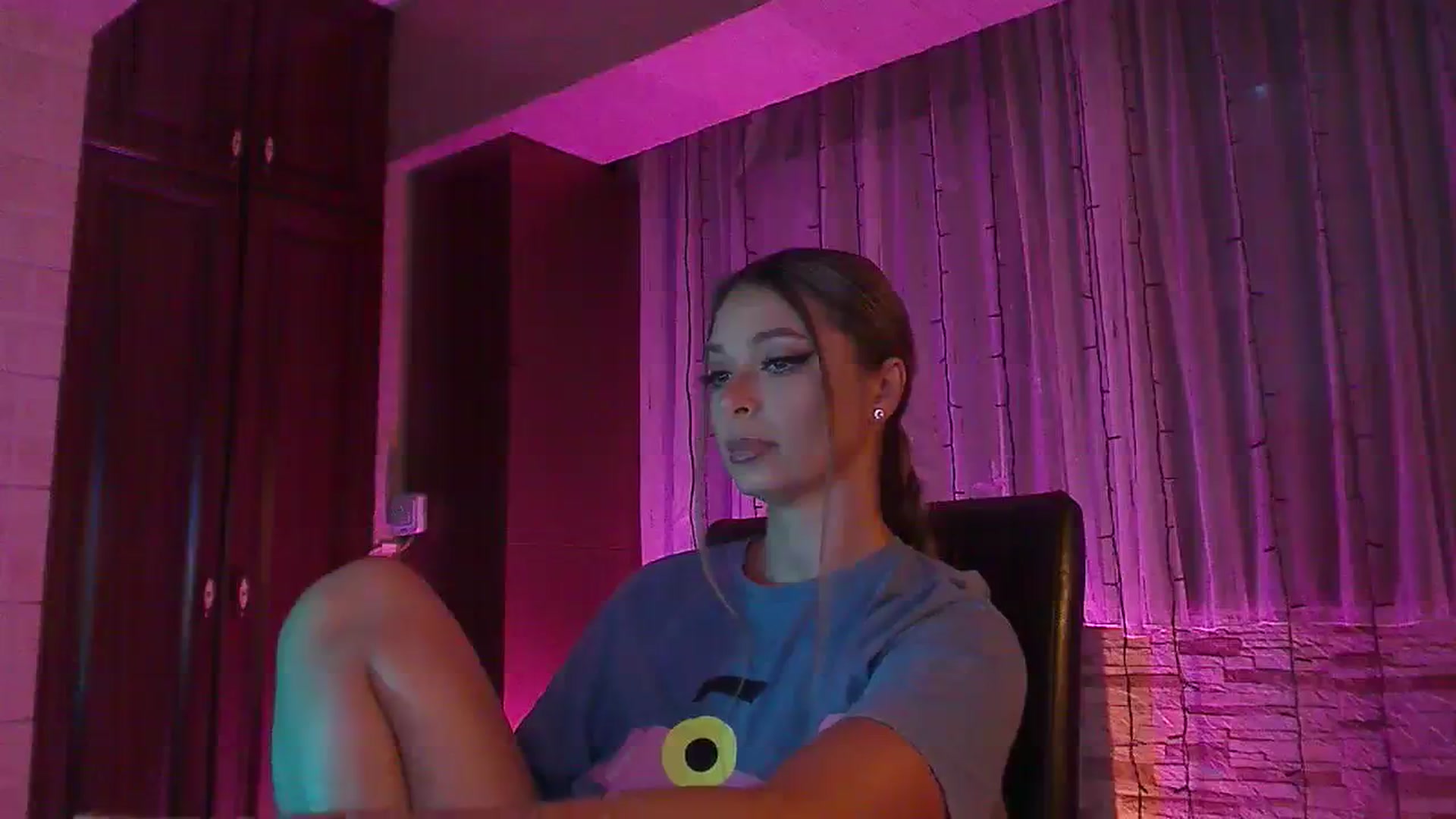 Gallery image thumbnail from No_bo_dy's myfreecams stream on, 09/27/2023, 01:26 image 16 of 20