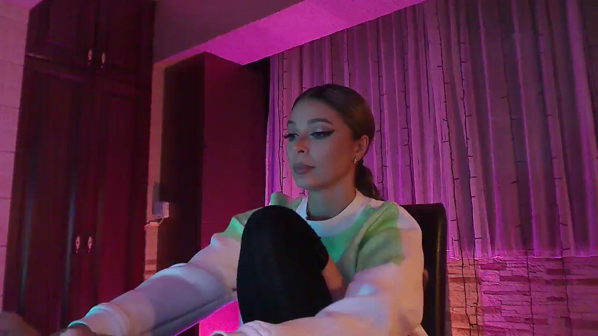 Gallery image thumbnail from No_bo_dy's myfreecams stream on, 10/10/2023, 01:57 image 6 of 20