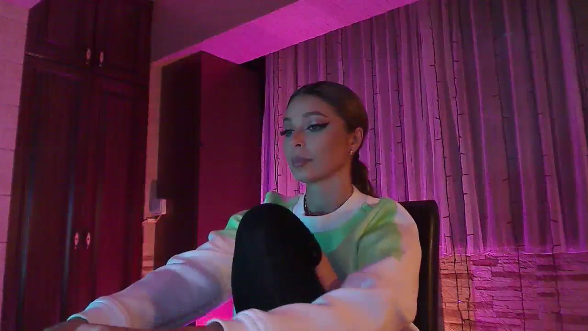 Gallery image thumbnail from No_bo_dy's myfreecams stream on, 10/10/2023, 01:57 image 7 of 20