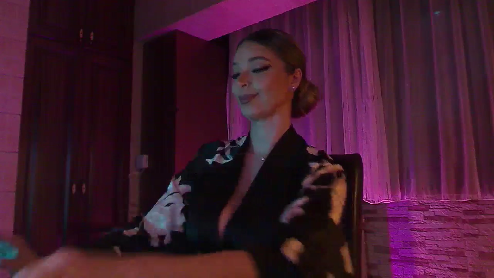 Gallery image thumbnail from No_bo_dy's myfreecams stream on, 11/22/2023, 02:06 image 16 of 20