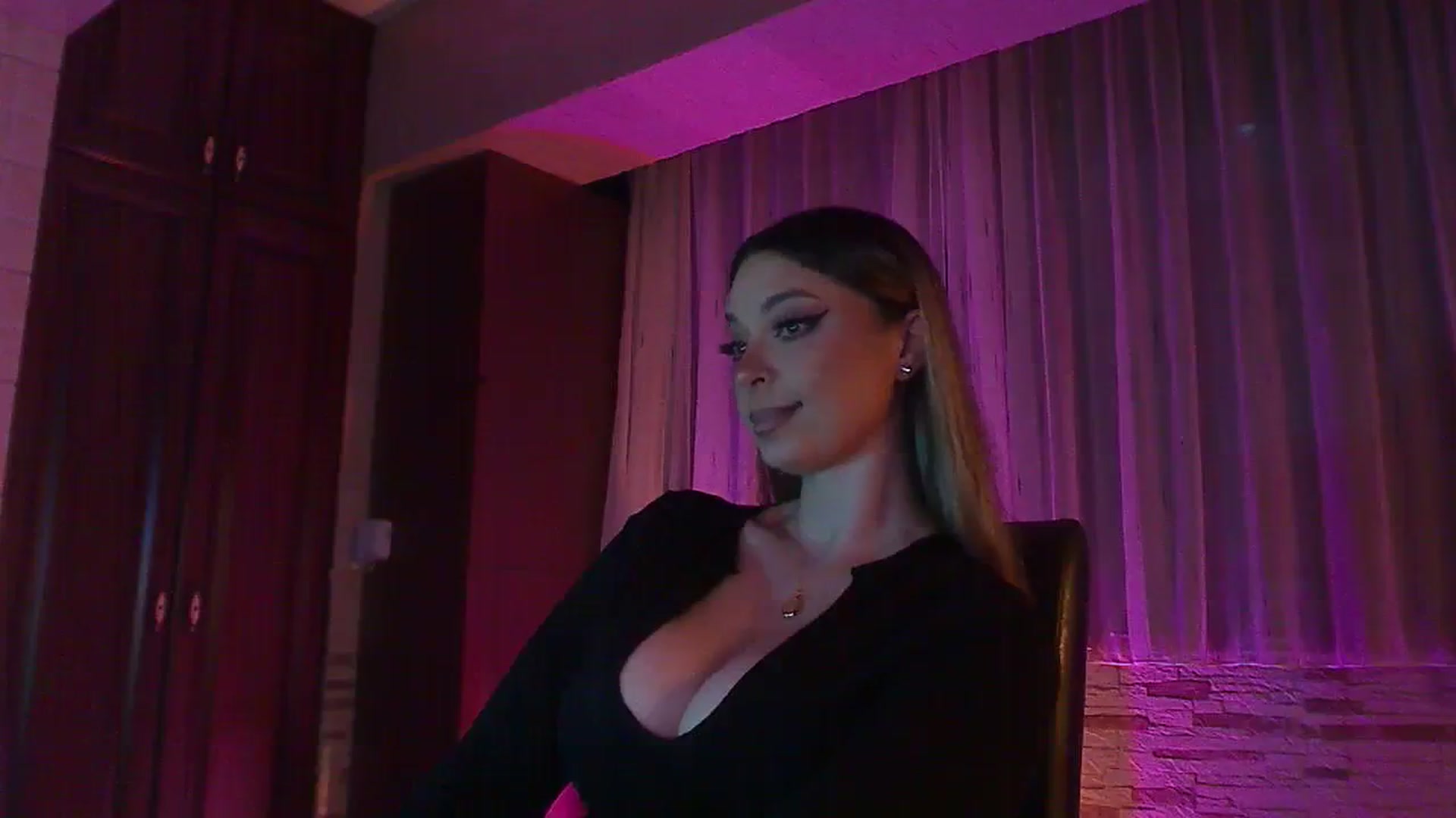 Gallery image thumbnail from No_bo_dy's myfreecams stream on, 04/06/2024, 23:03 image 7 of 20