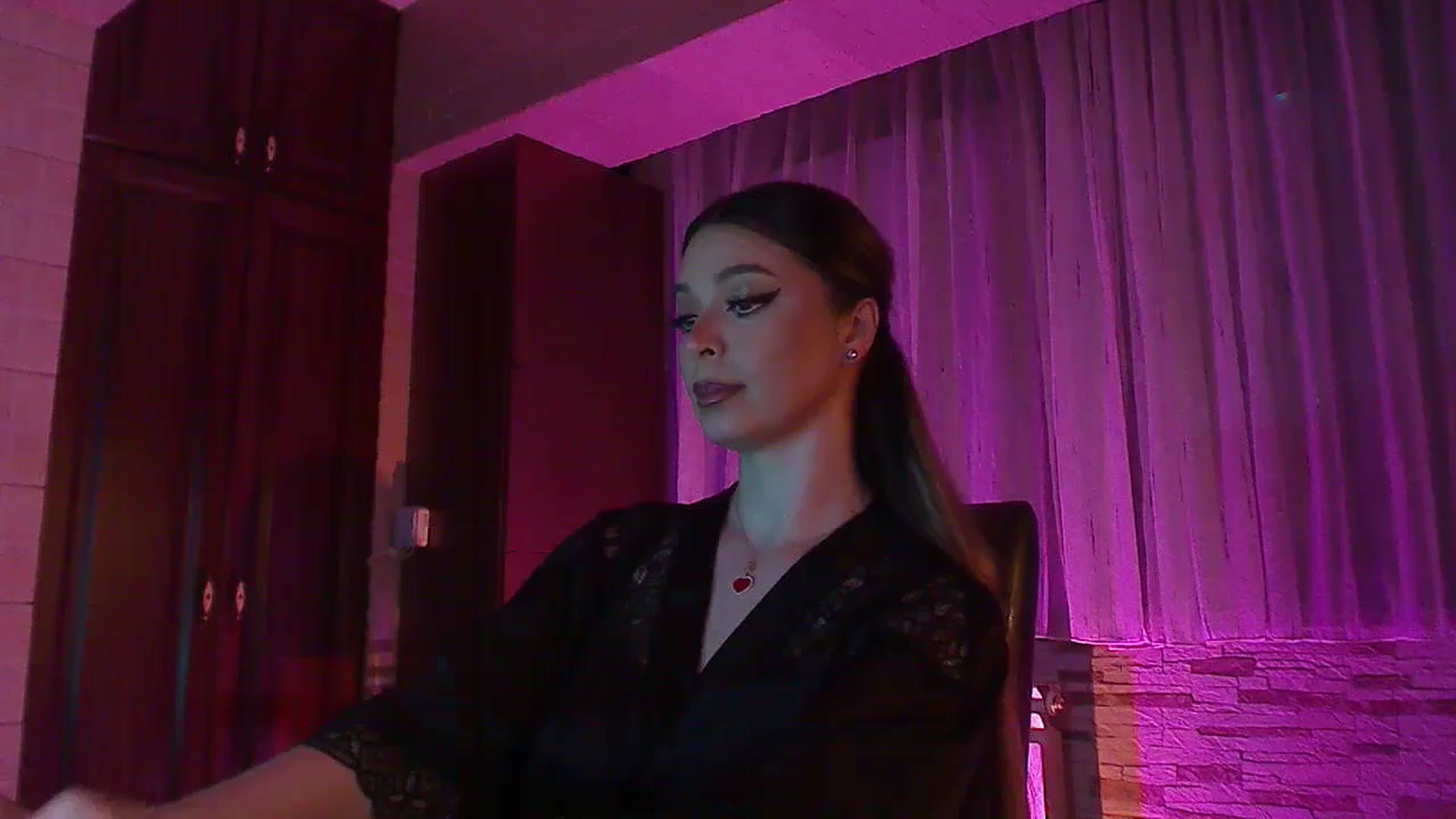 Gallery image thumbnail from No_bo_dy's myfreecams stream on, 06/10/2024, 24:03 image 18 of 20