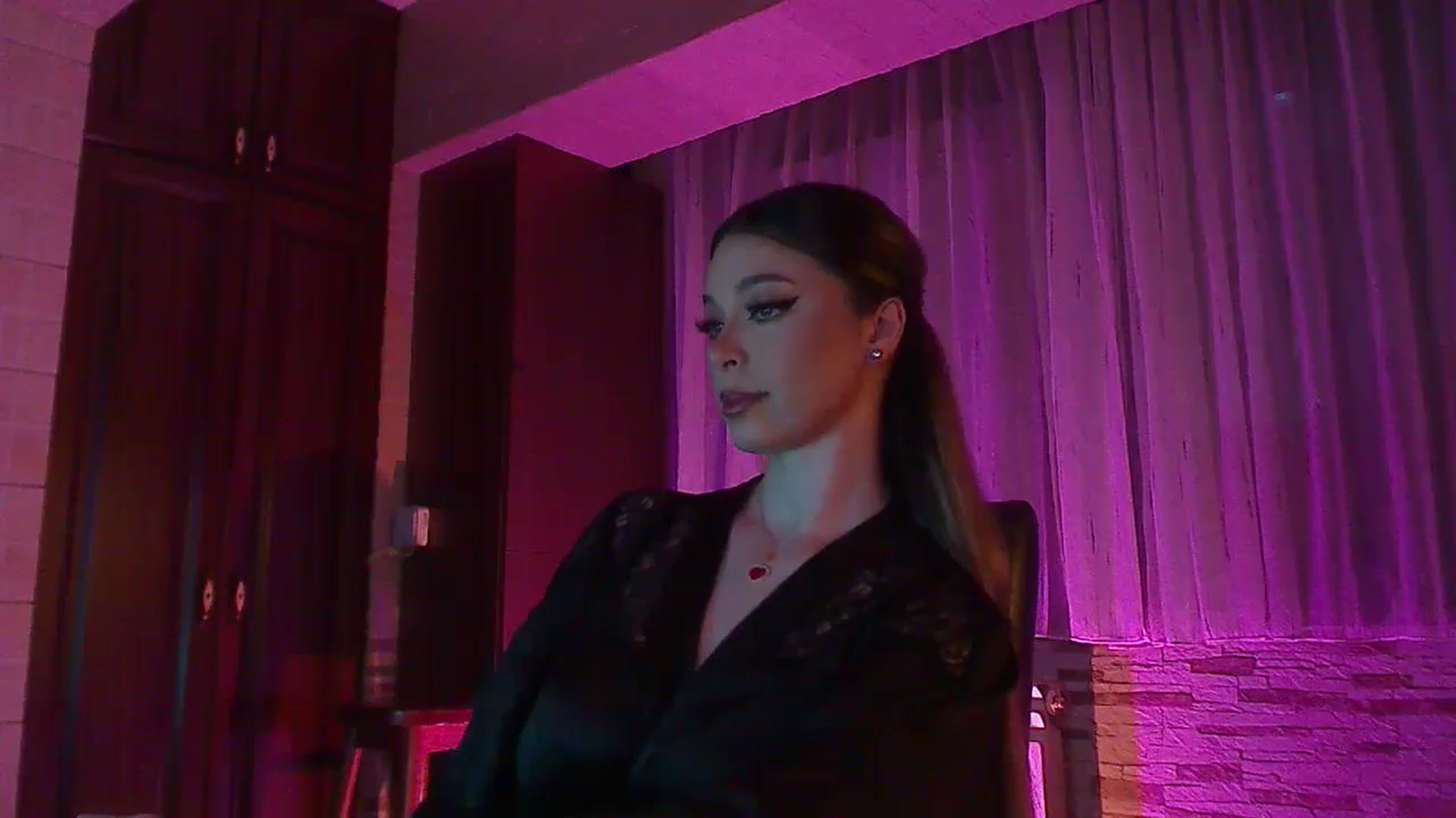 Gallery image thumbnail from No_bo_dy's myfreecams stream on, 06/10/2024, 24:03 image 17 of 20
