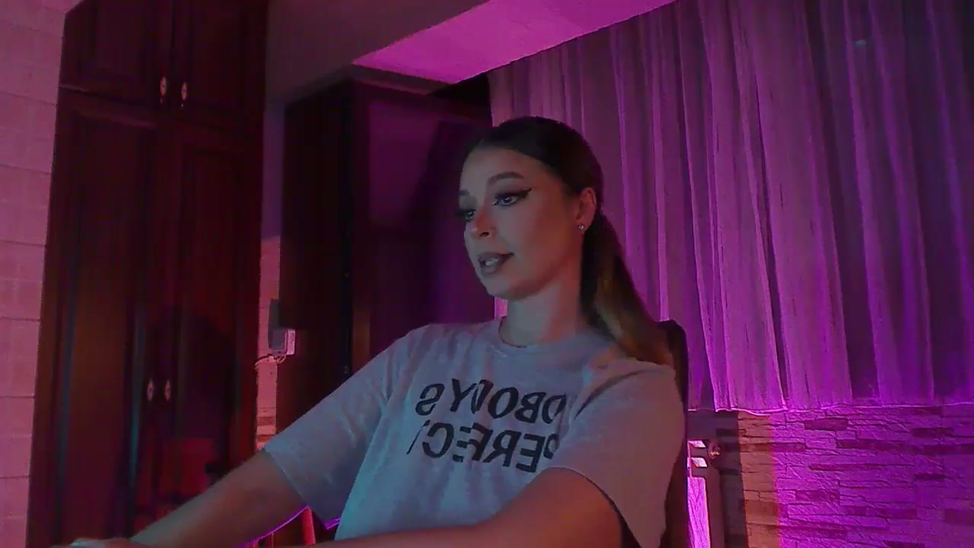 Gallery image thumbnail from No_bo_dy's myfreecams stream on, 06/16/2024, 23:56 image 6 of 20