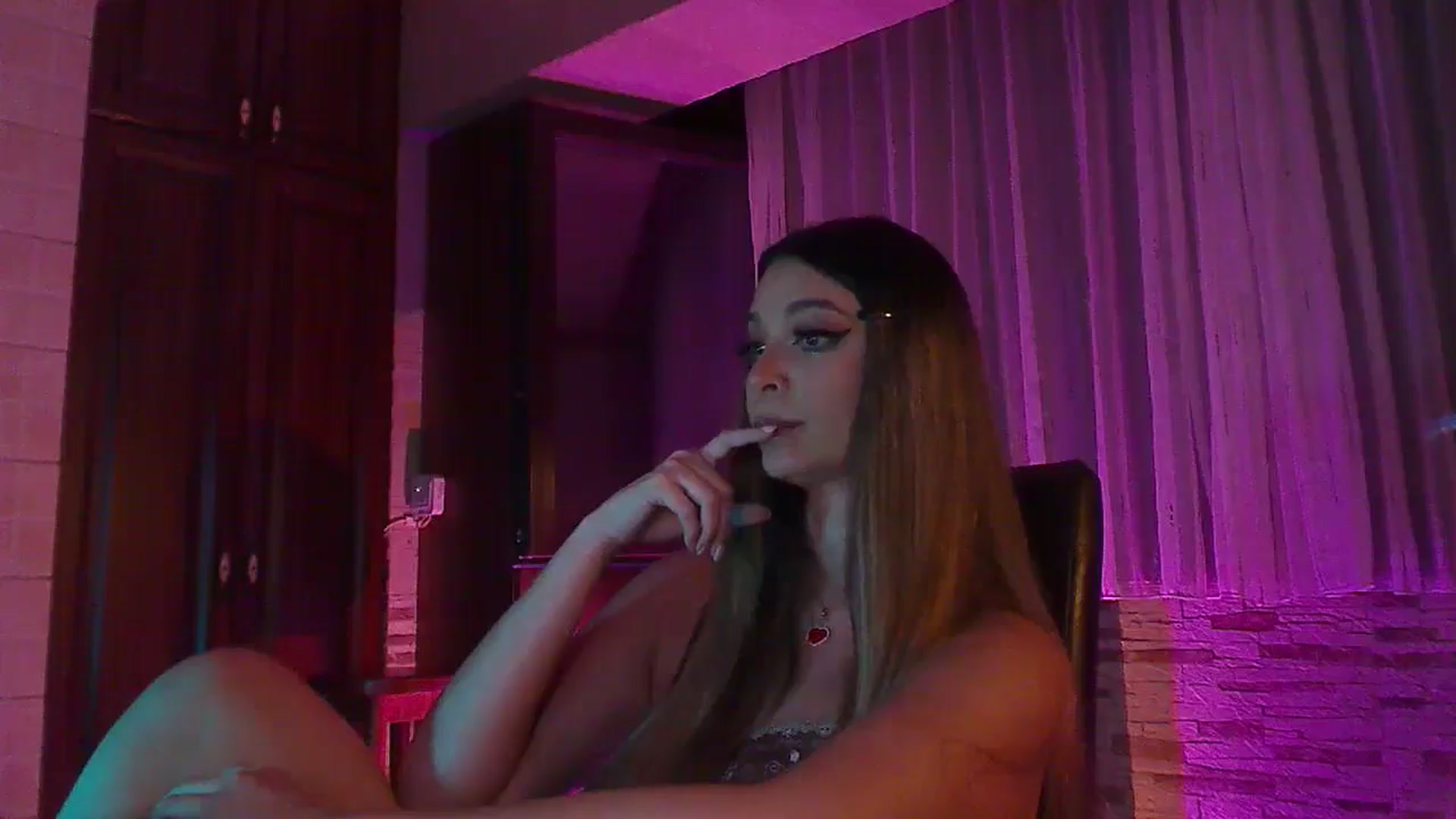 Gallery image thumbnail from No_bo_dy's myfreecams stream on, 06/19/2024, 03:29 image 7 of 20