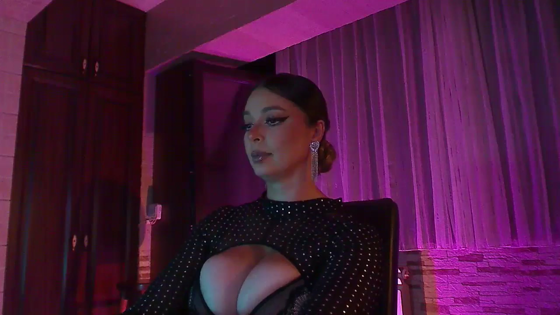 Gallery image thumbnail from No_bo_dy's myfreecams stream on, 07/17/2024, 24:37 image 6 of 20