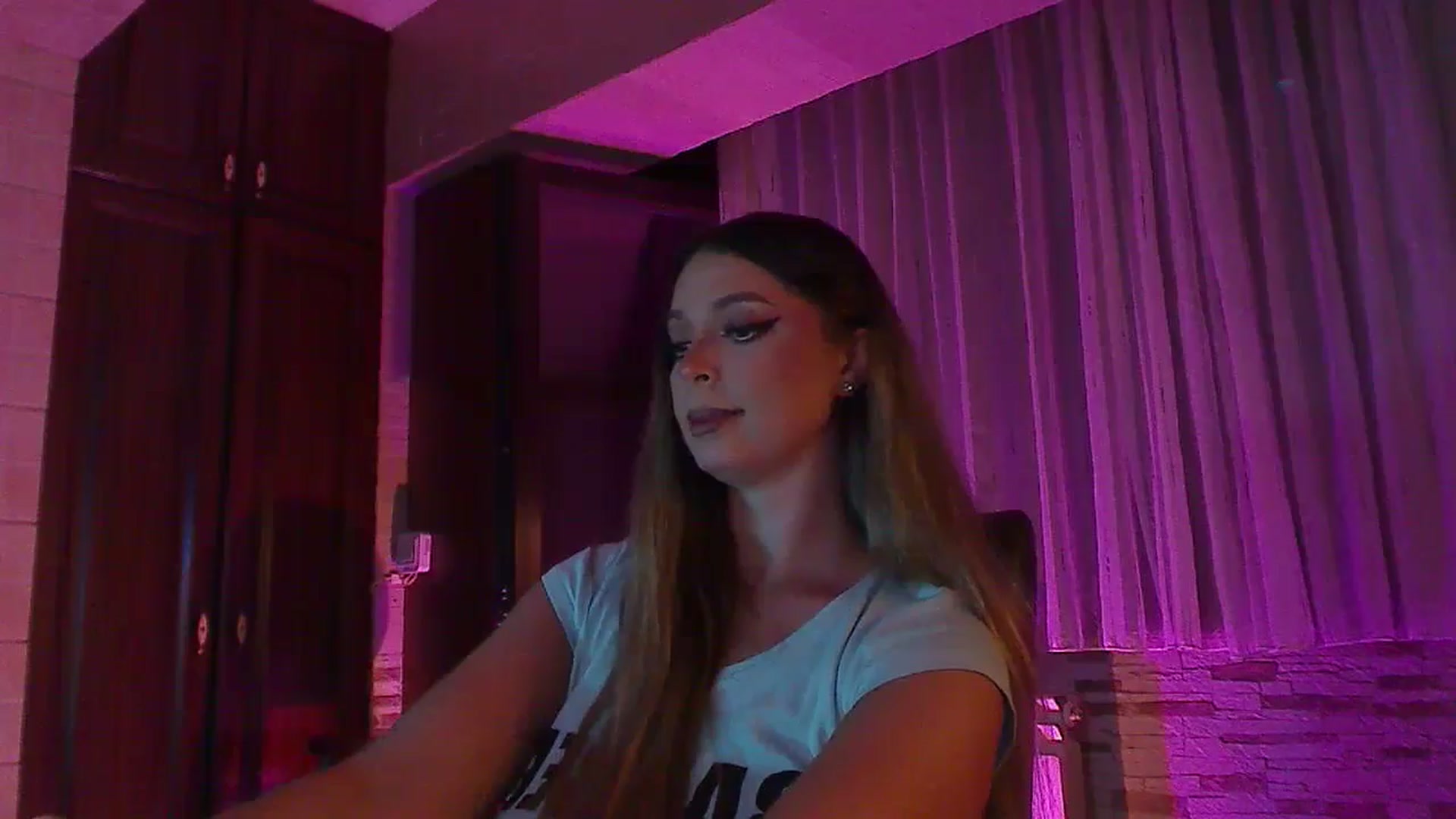 Gallery image thumbnail from No_bo_dy's myfreecams stream on, 07/22/2024, 23:21 image 17 of 20