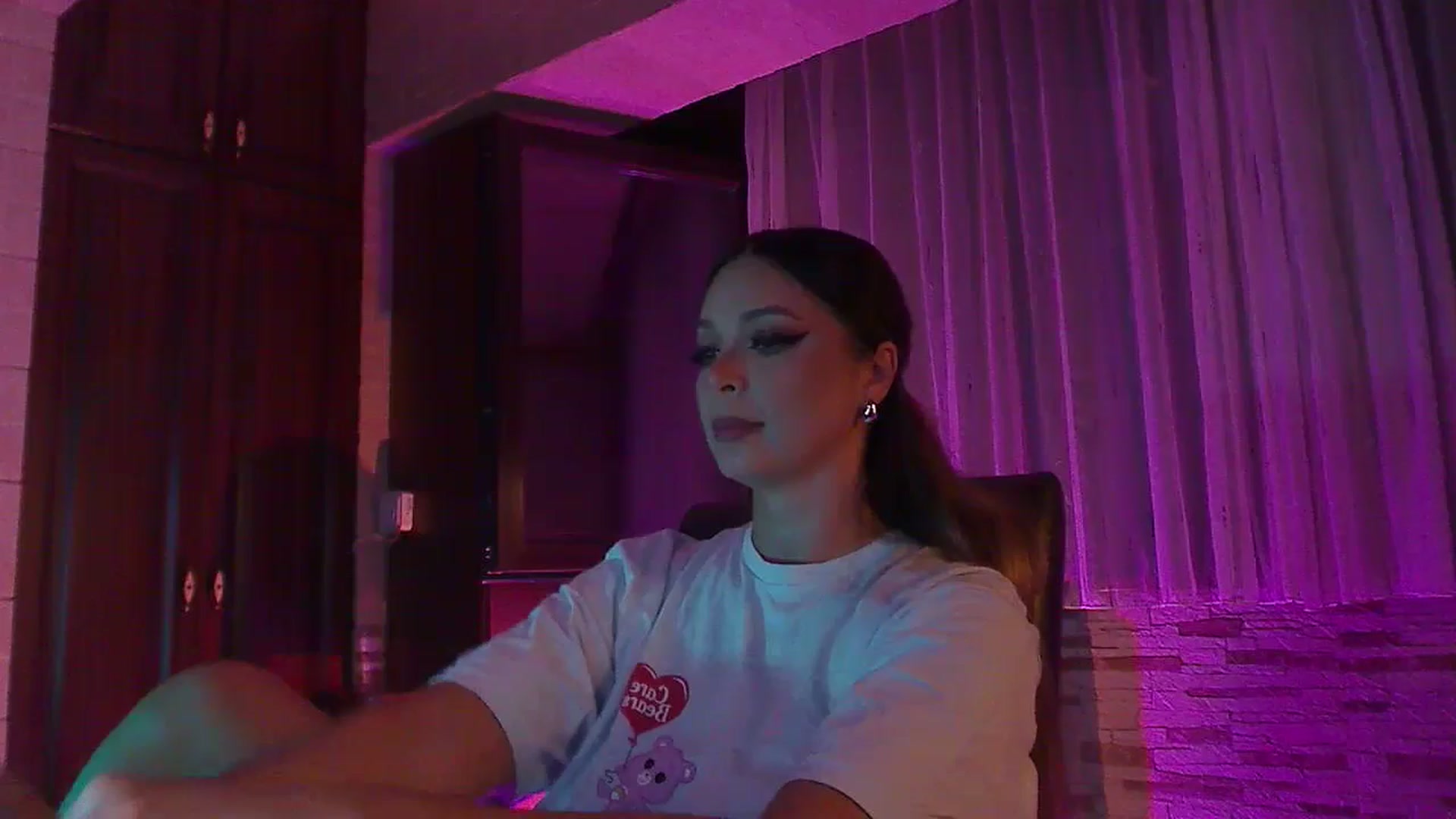 Gallery image thumbnail from No_bo_dy's myfreecams stream on, 08/10/2024, 23:41 image 18 of 20