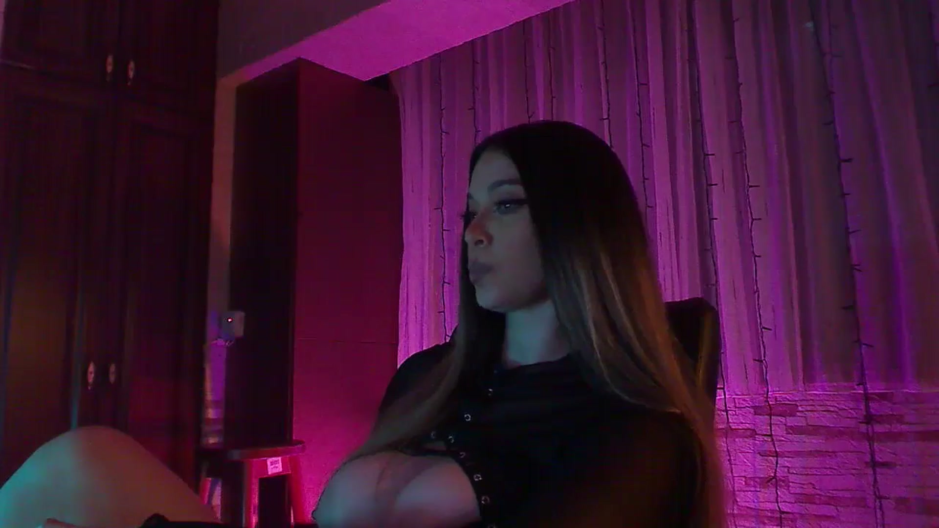 Gallery image thumbnail from No_bo_dy's myfreecams stream on, 01/26/2025, 05:45 image 6 of 20